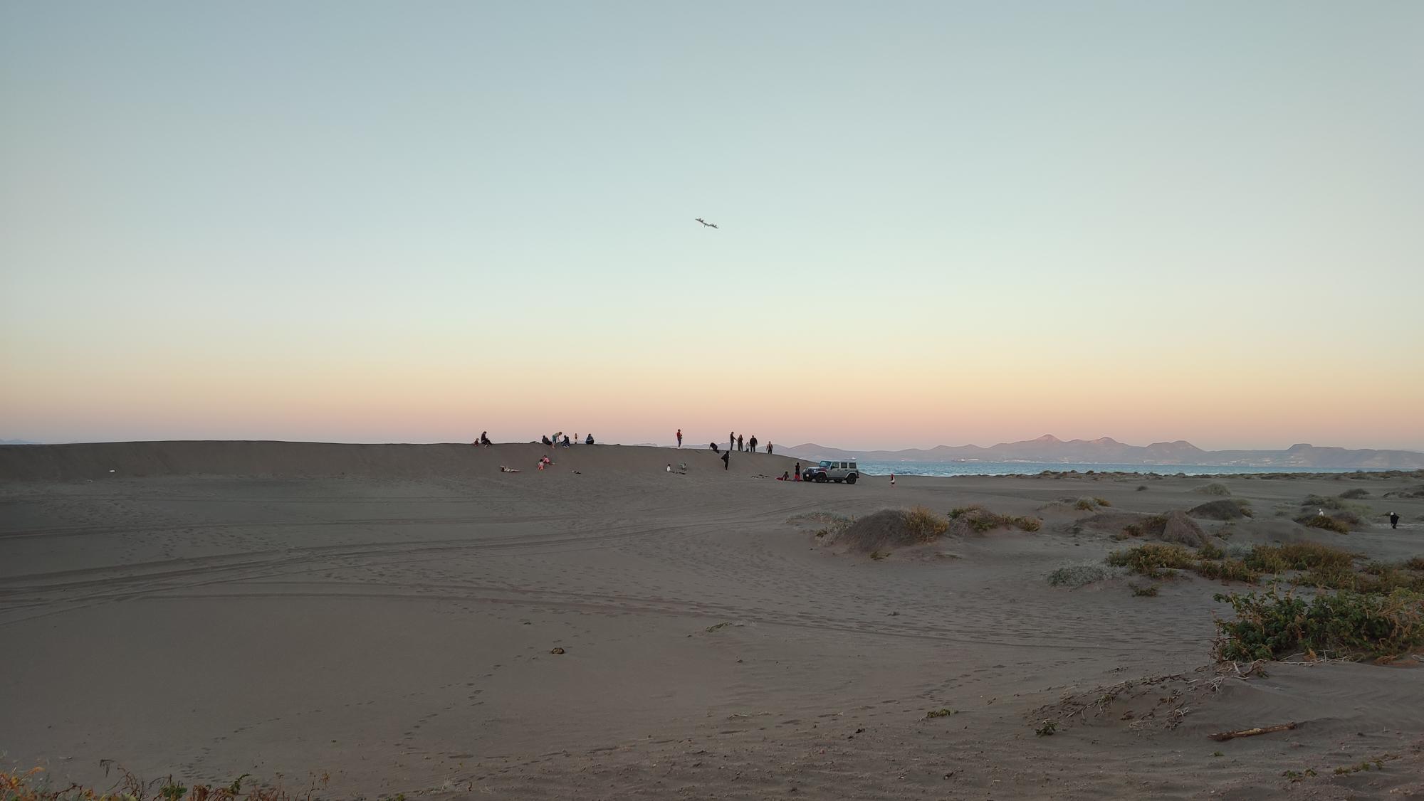 $!Personas haciendo sandboarding en las dunas de El Mogote.
