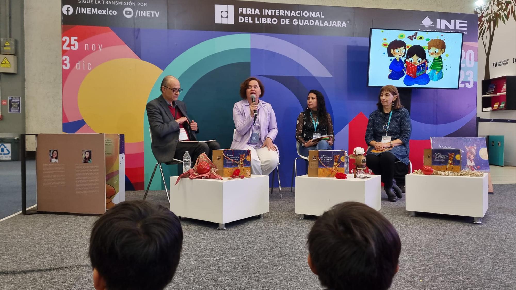 $!Durante la presentación, la autora estuvo acompañada por Tania Juárez, Ana Arenzana, Tere Vicencio, y el consejero Martín Faz Mora.