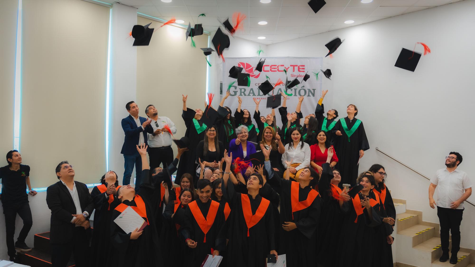 $!Lanzan su birrete una vez que culmina el acto académico.