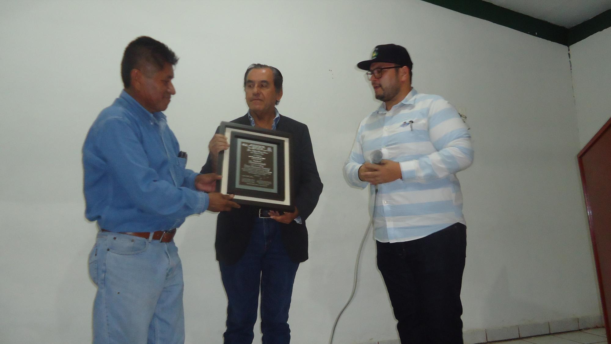 $!Cruz Hernández Fermín entregando un reconocimiento al cineasta Óscar Blancarte.