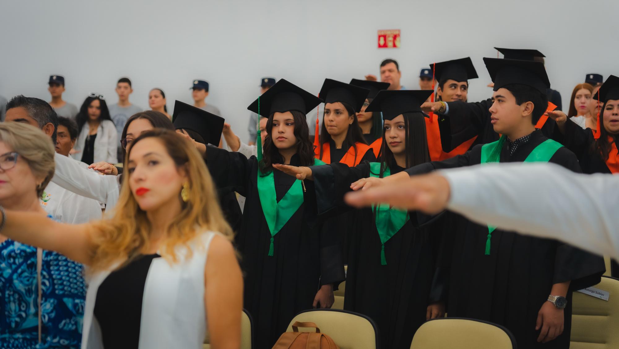 $!Padres de familia acompañan a los graduados.