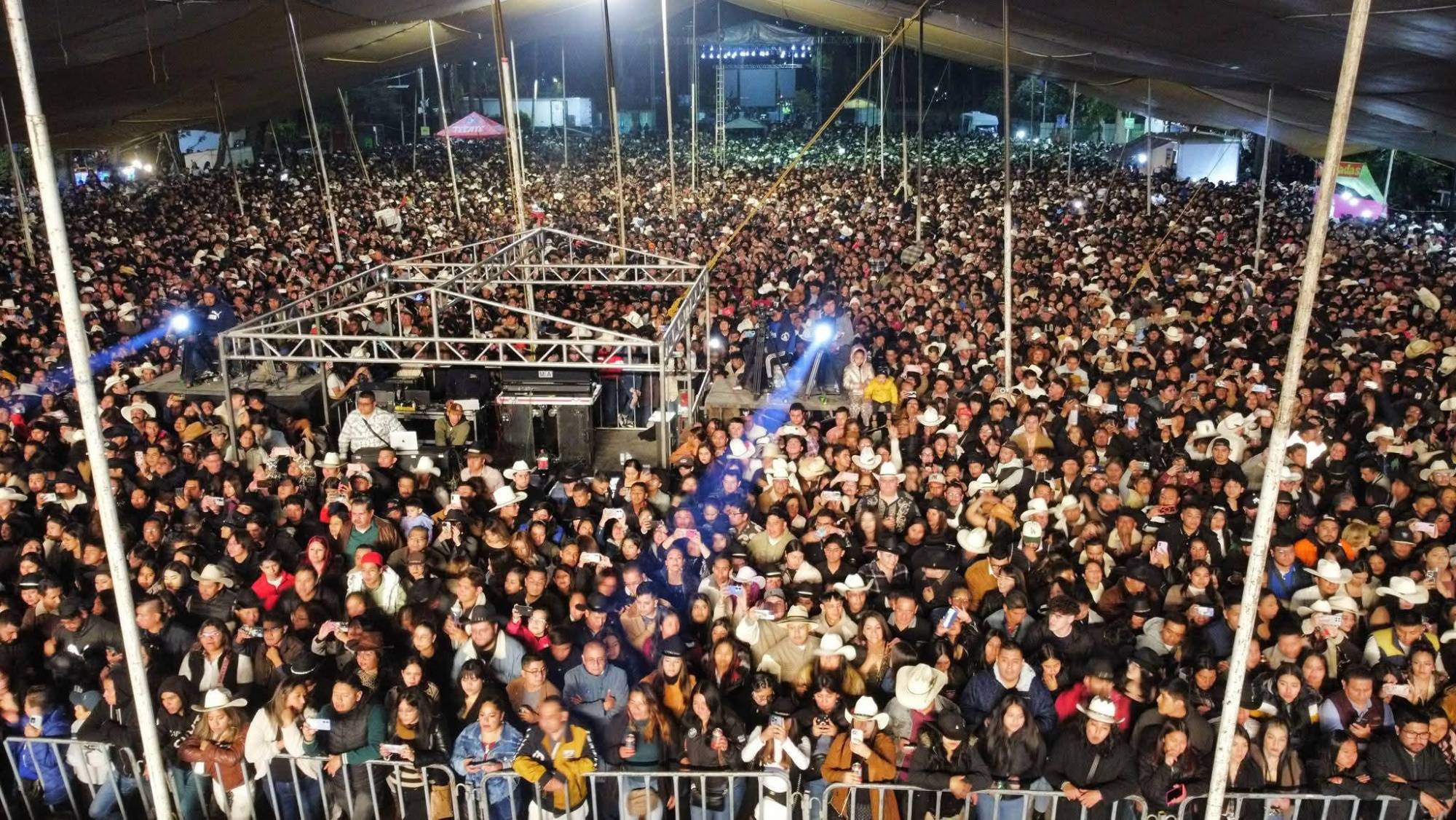 $!Un gran numeros de fans se dan cita al concierto.