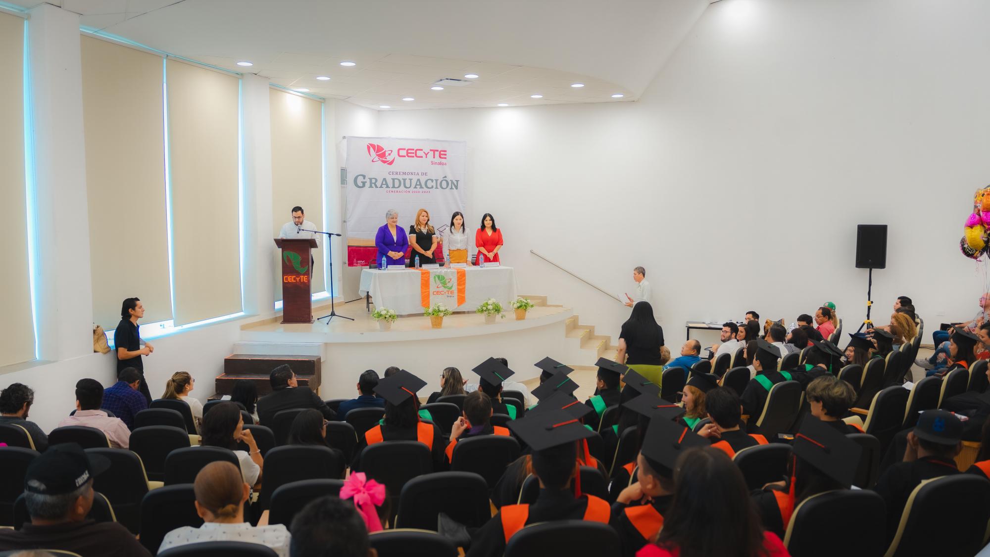 $!Uno a uno, pasan los recién graduados por su diploma.