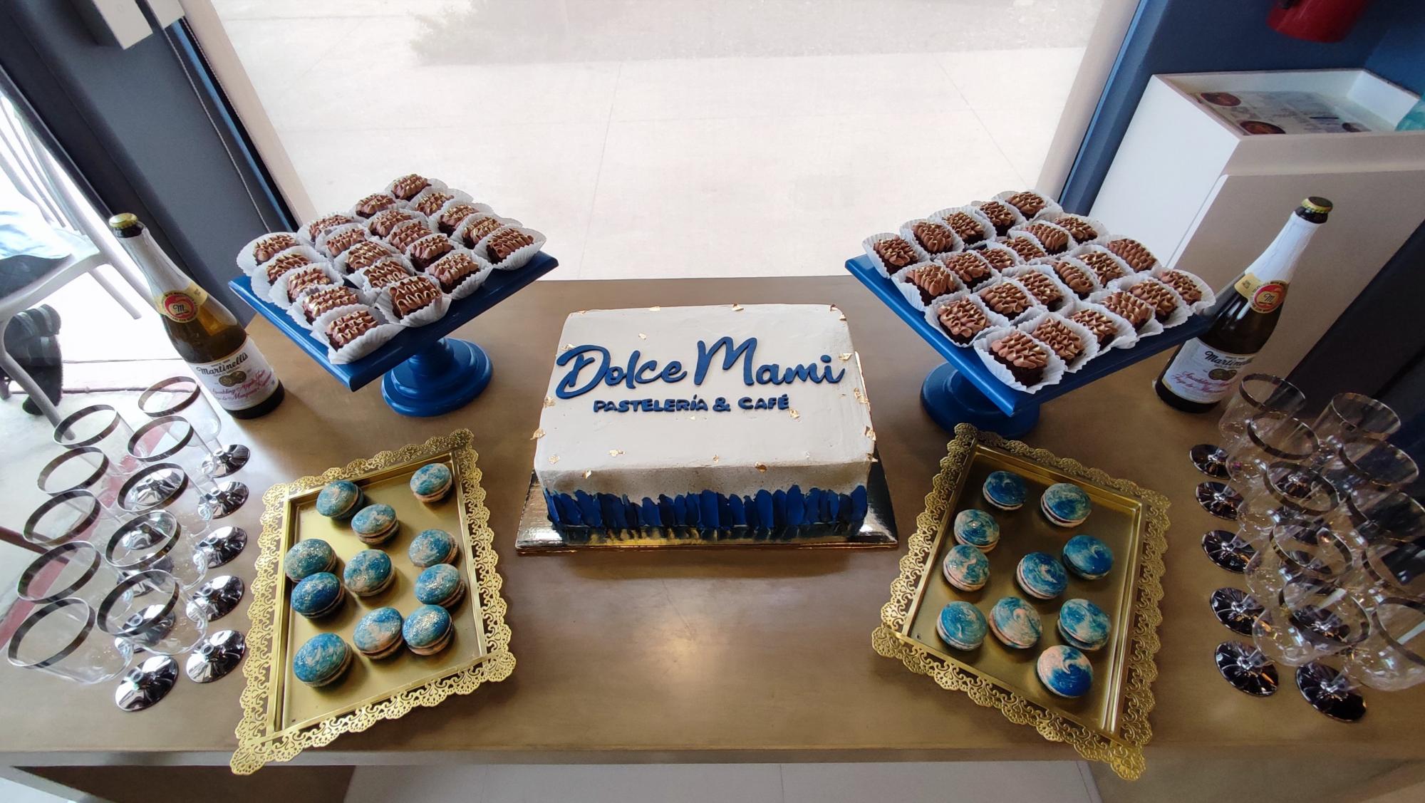 $!De un pastel y bocadillos disfrutaron los asistentes a la ceremonia inaugural.