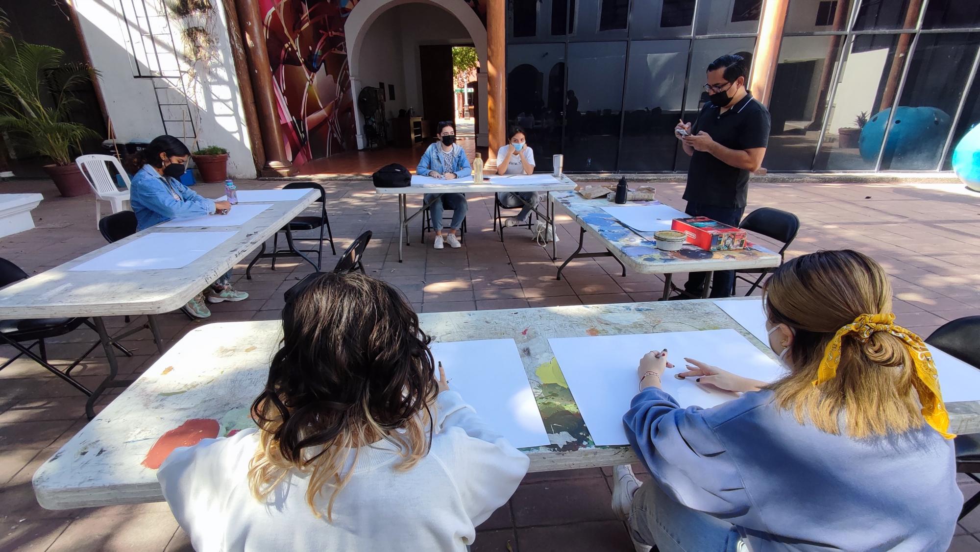 $!Taller de Pintura es impartido por el pintor mazatleco Manuel Carlock.