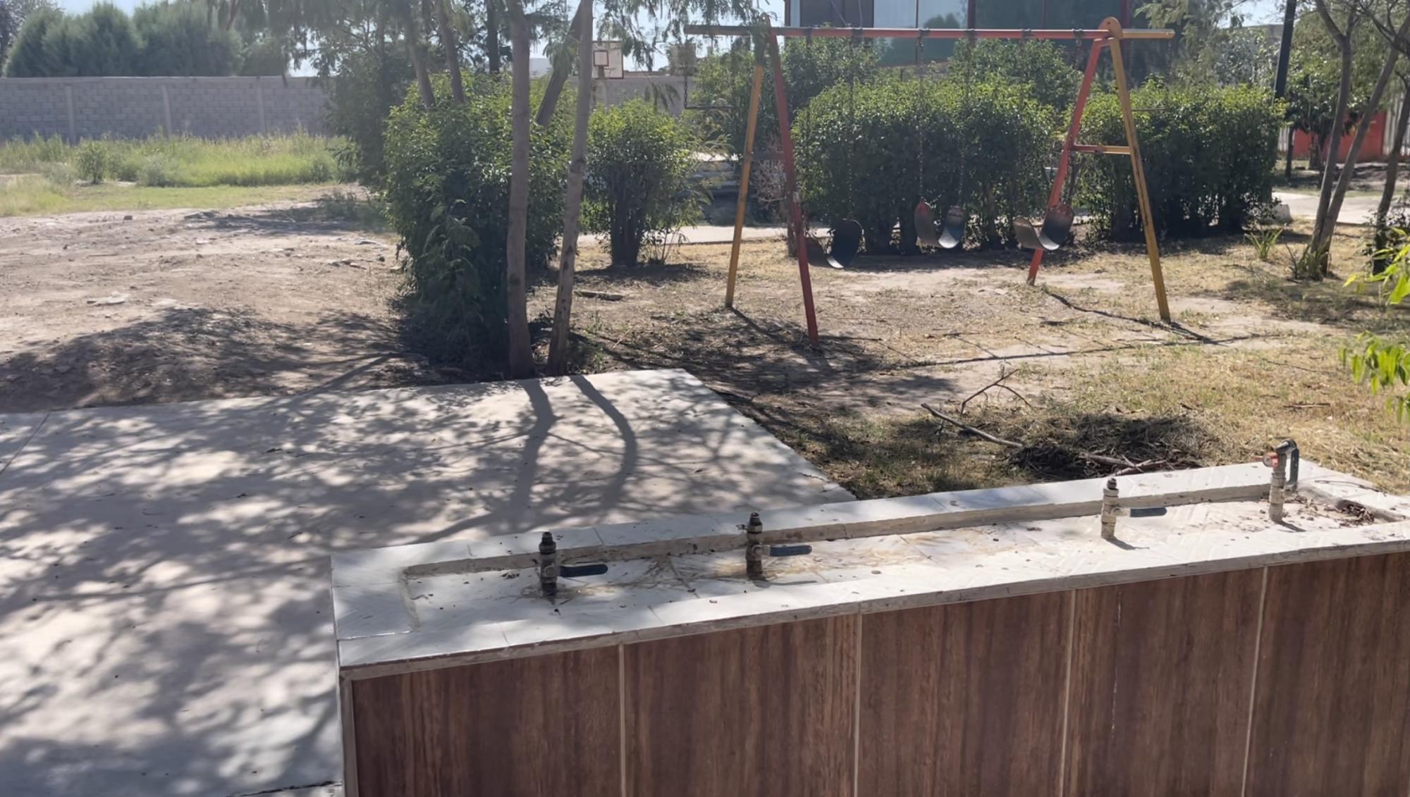 $!La falta de agua dejó inutilizados los bebederos que suministran agua potable a los niños y niñas, además de complicar el uso de los baños.