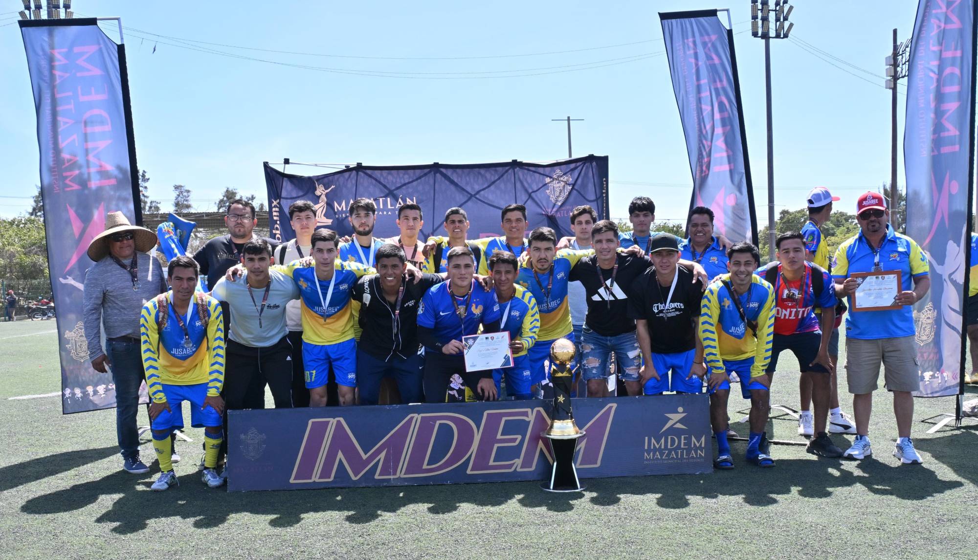 $!Se ciñe Familia Fajardo la corona de la Primera Fuerza con angustia extra