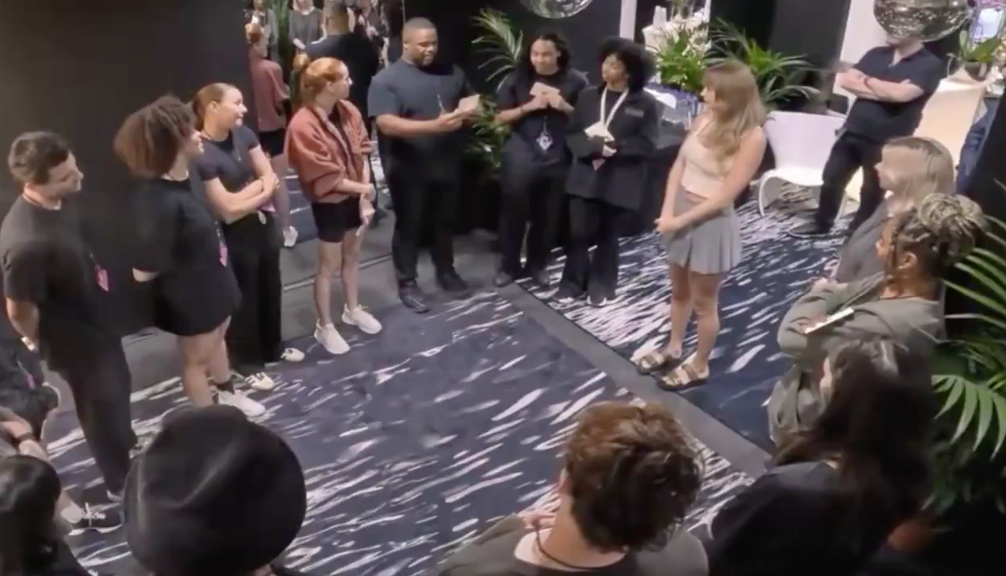 $!Momento cuando Taylor Swift comparte la noticia del bono con sus bailarines.