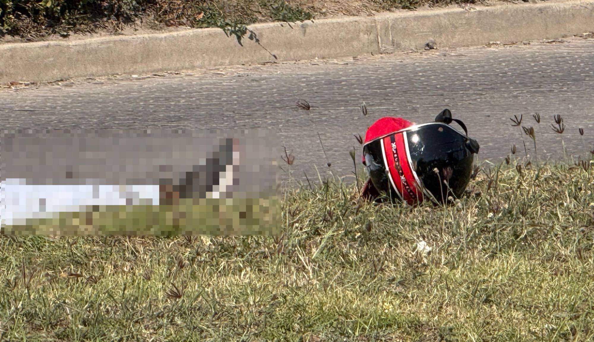 $!Motociclista muere al estrellarse contra palmera en Bulevard Marina Mazatlán