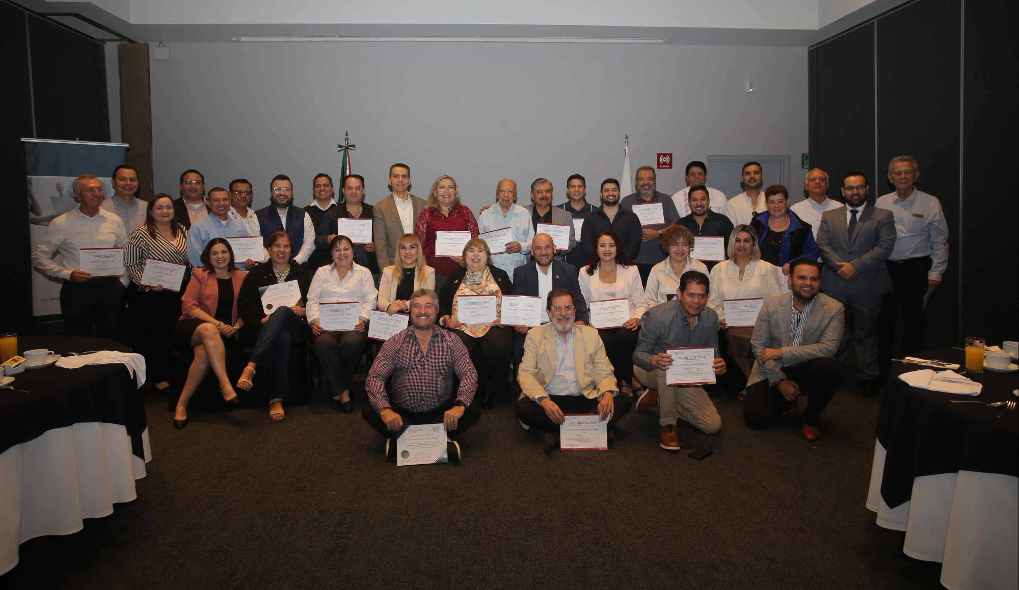 $!Al final de la ceremonia los asistentes se tomaron la fotografía del recuerdo.