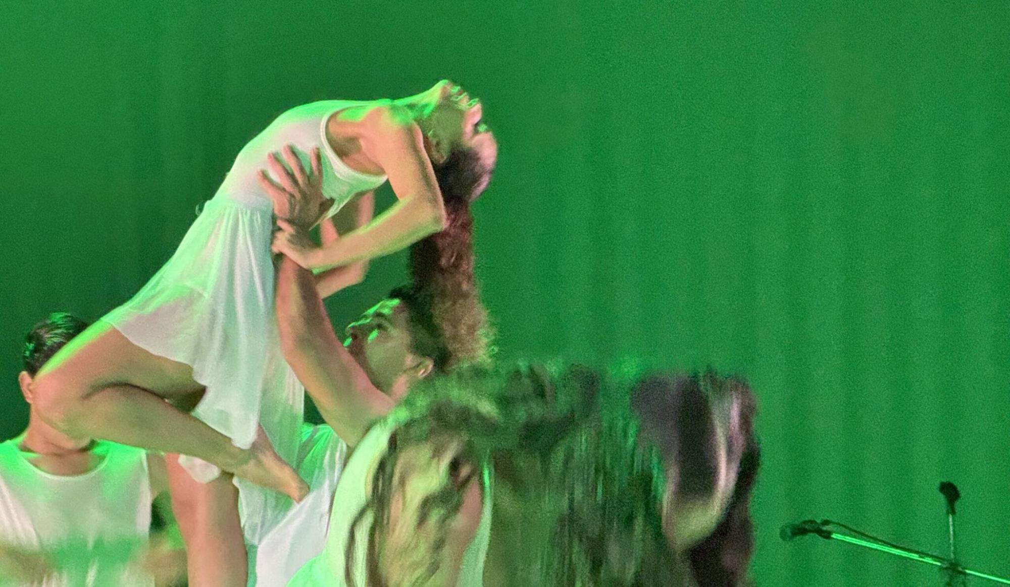 $!El baile llenó de energía el escenario de la Torre Académica Culiacán con ‘Te des-espero’, ‘Salsa’, ‘Bad romance’.