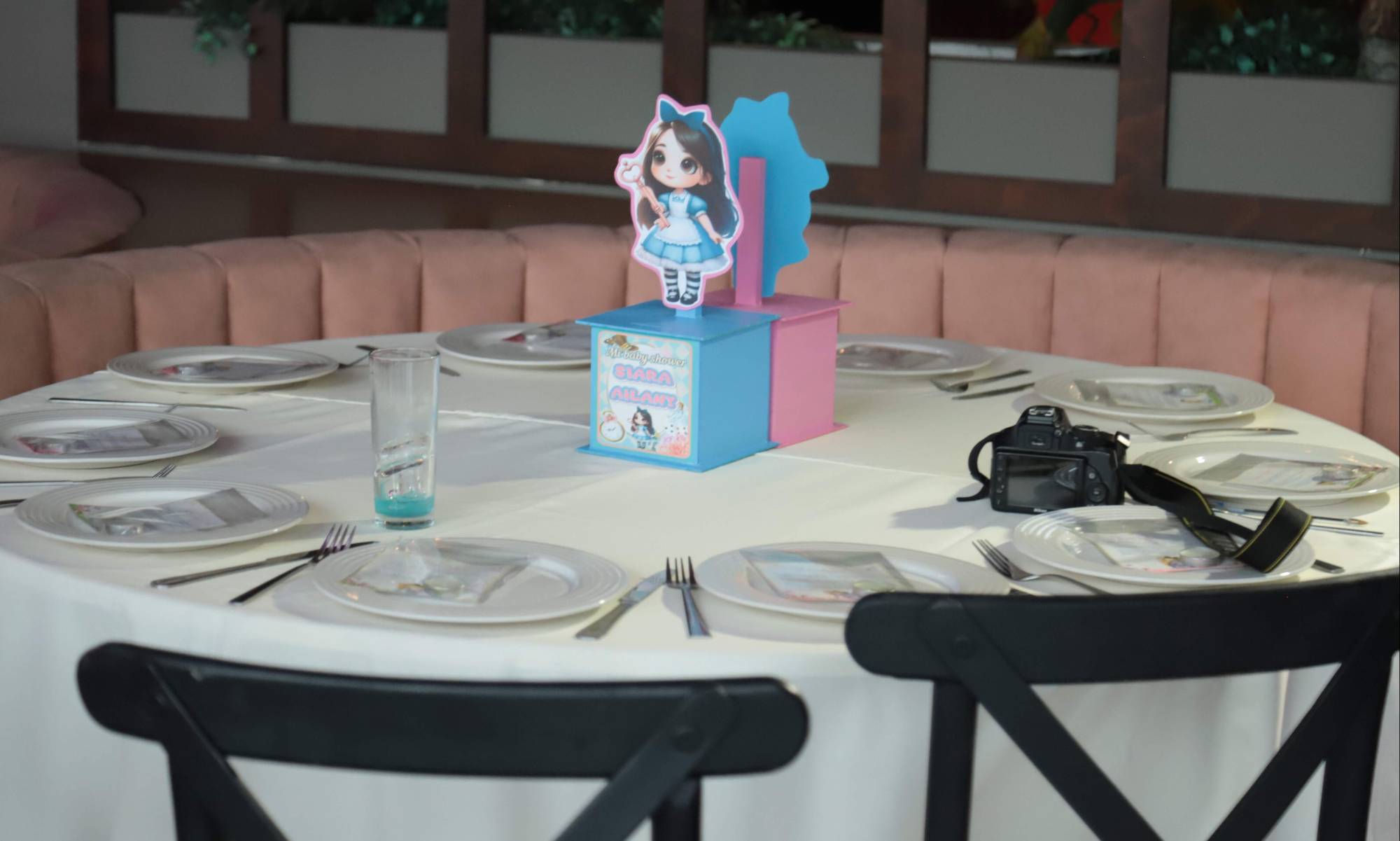 $!Alcancias en colores rosas y azules con el nombre de Sihara Ailany lucieron como centros de mesas.