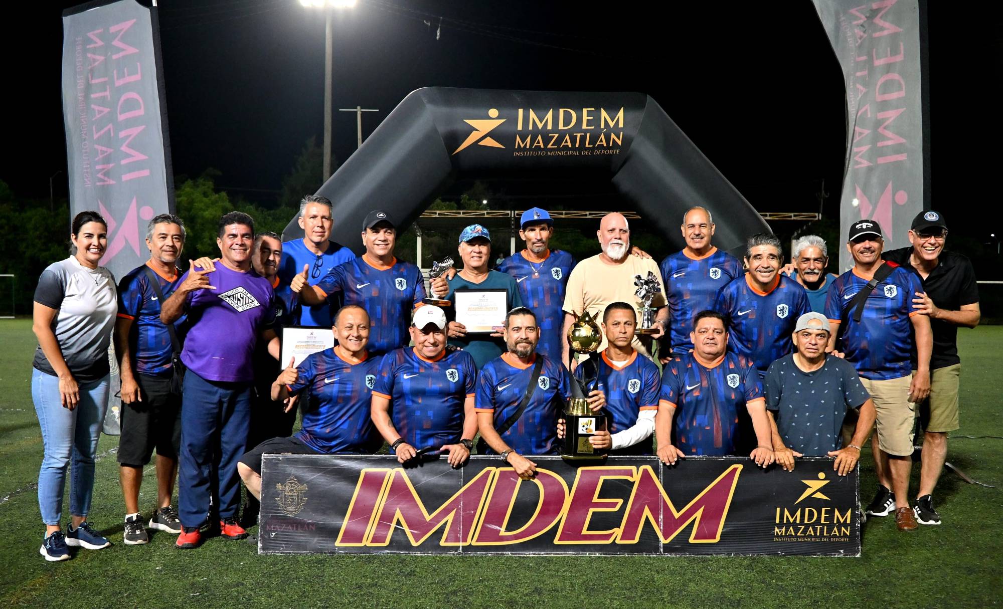 $!Alza La Puntilla el trofeo de campeón, en la Golden Máster 2024-2025