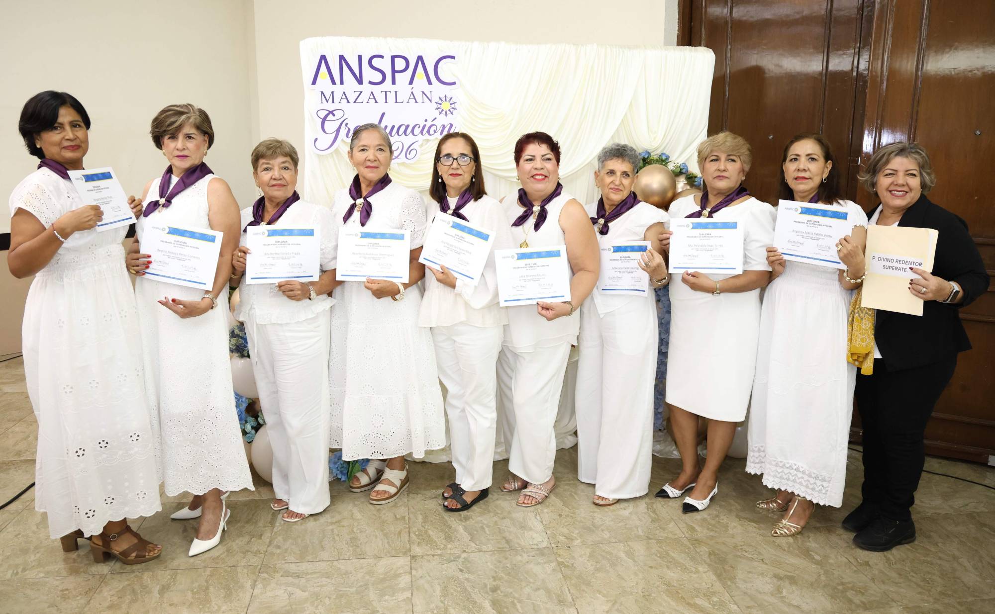 $!Las graduadas de la Unidad Divino Redentor junto a la animadora Lolys Valenzuela.