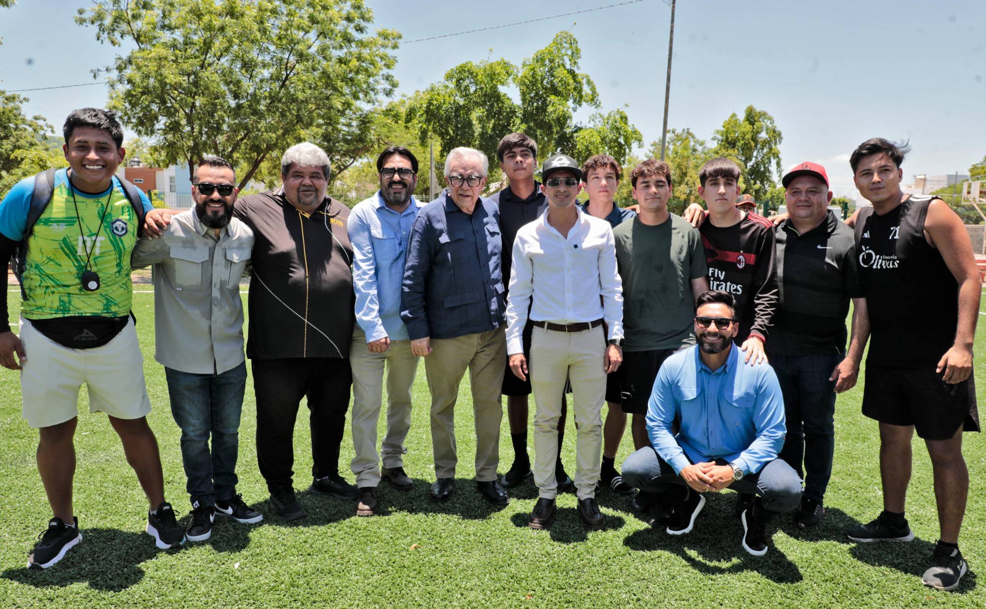 $!Inaugura Rommel Pacheco cancha de futbol con pasto sintético, en Culiacán