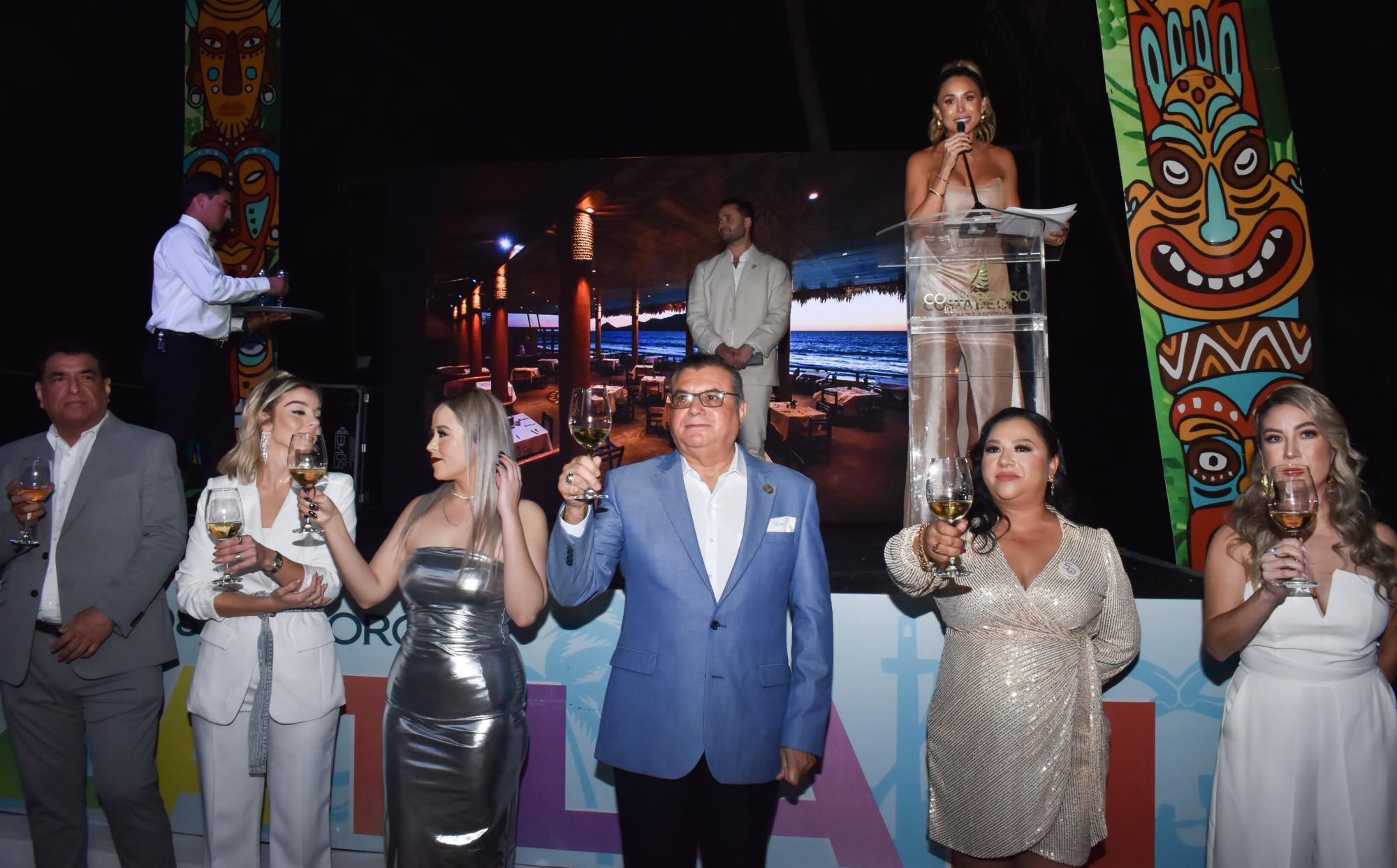 $!Personal de las áreas gerenciales y colaboradores del hotel realizan un brindis.