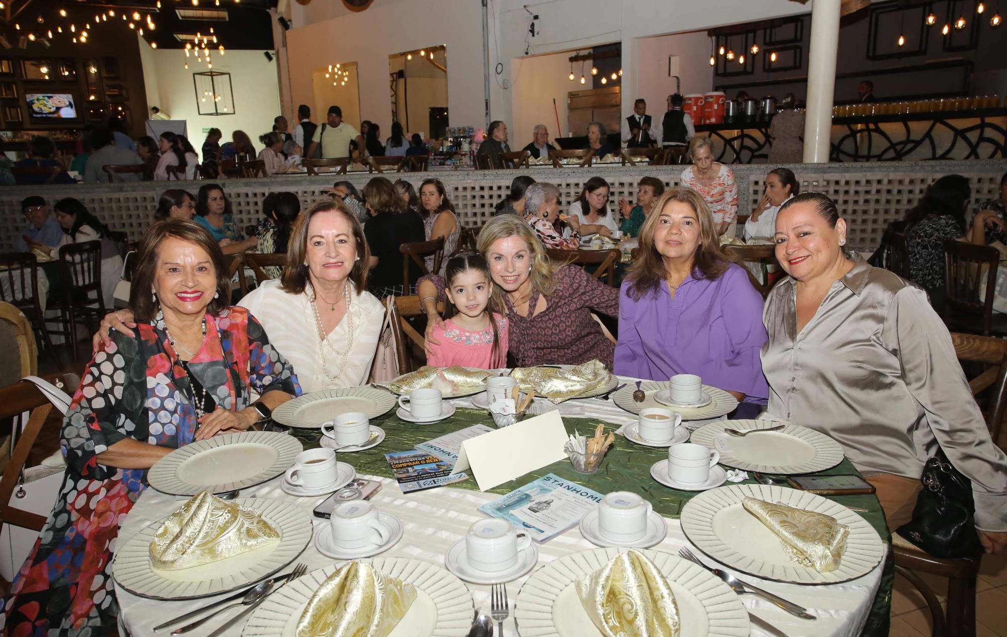 $!Hilda Carrillo, Helen Carrillo, Anya Cárdenas, Patricia Carrillo de Cárdenas, Pilar Urrola y Georgina Páez.