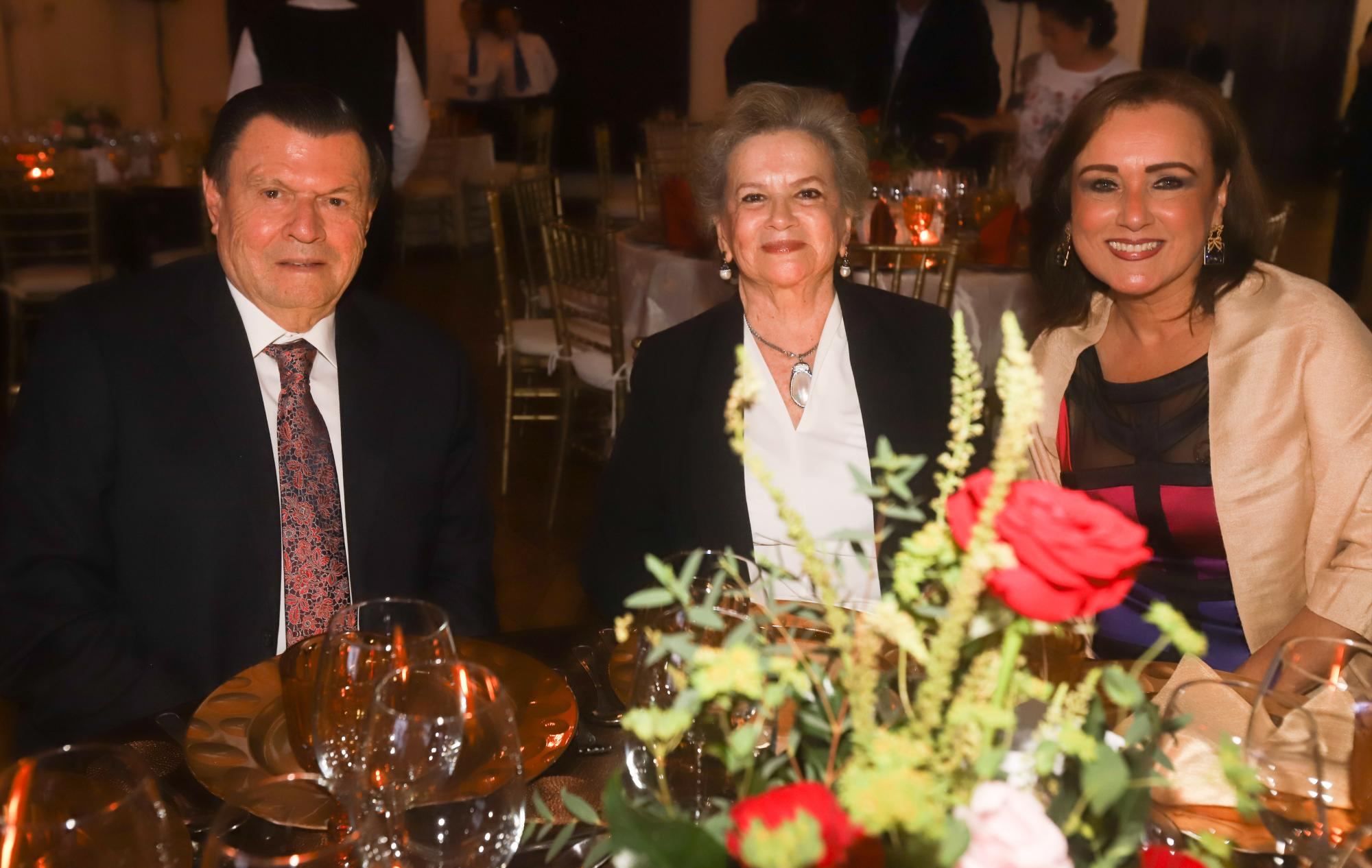 $!Amado Guzman Wolfskill, Yoya Reynaud de Guzmán y Christian Vadill.