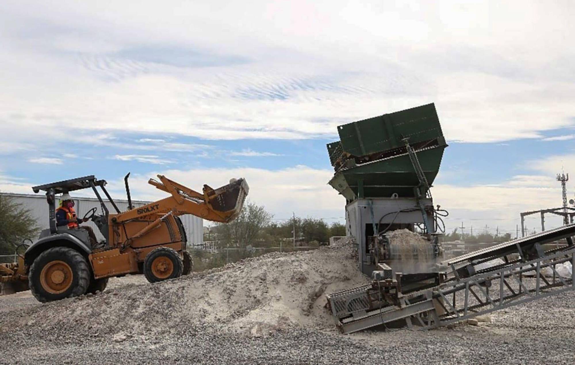 $!Trabajos en la planta piloto que la empresa Bacanora Lithium instaló en el municipio de Bacadéhuachi.