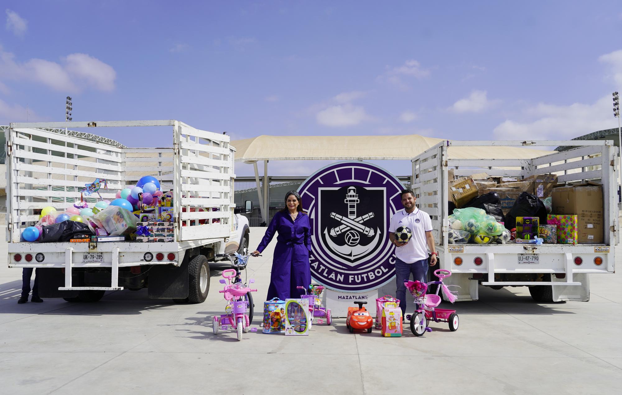 $!Mazatlán FC hace felices a los niños con entrega de juguetes