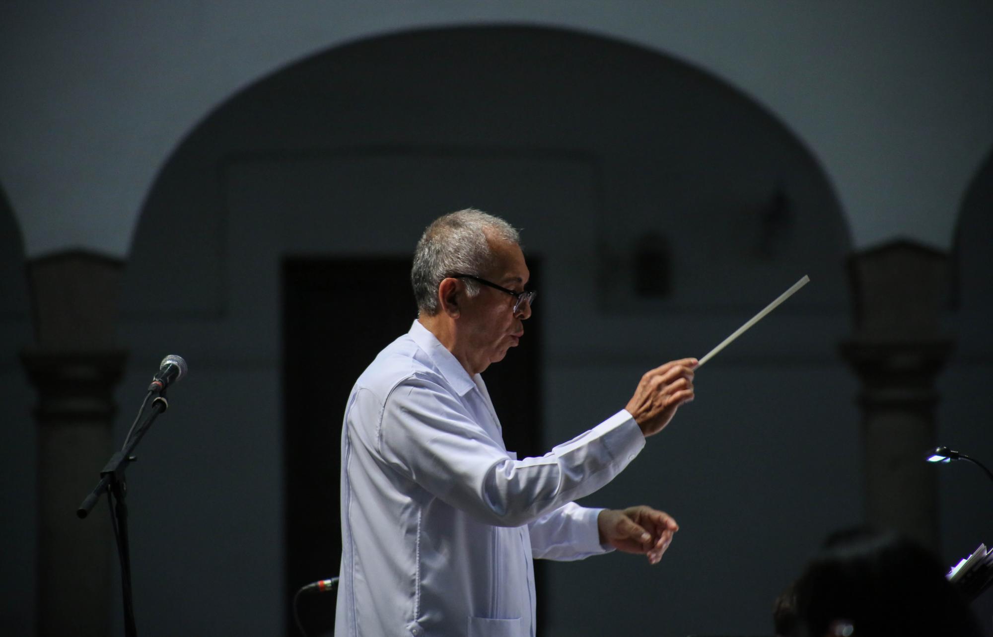 $!El maestro Baltazar Hernández Cano dirige la agrupación.