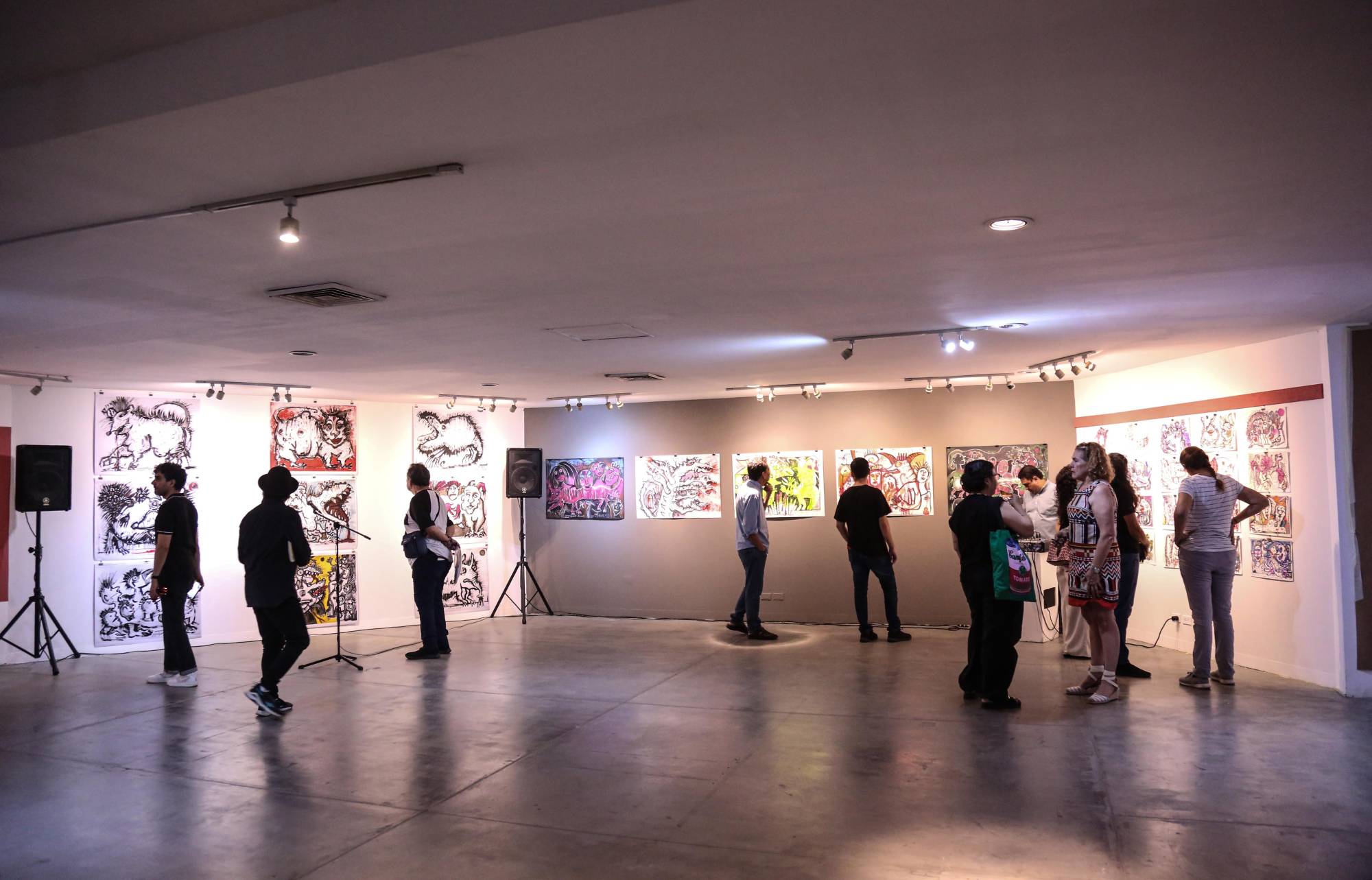 $!El público durante el recorrido por la exposición.