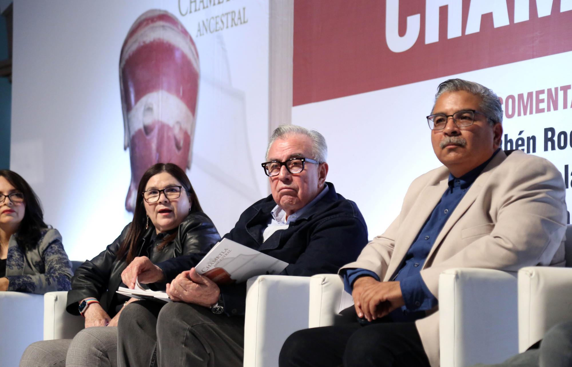 $!Durante la presentación del libro, Rocha Moya habló de los 13 capítulos que conforman esta obra.