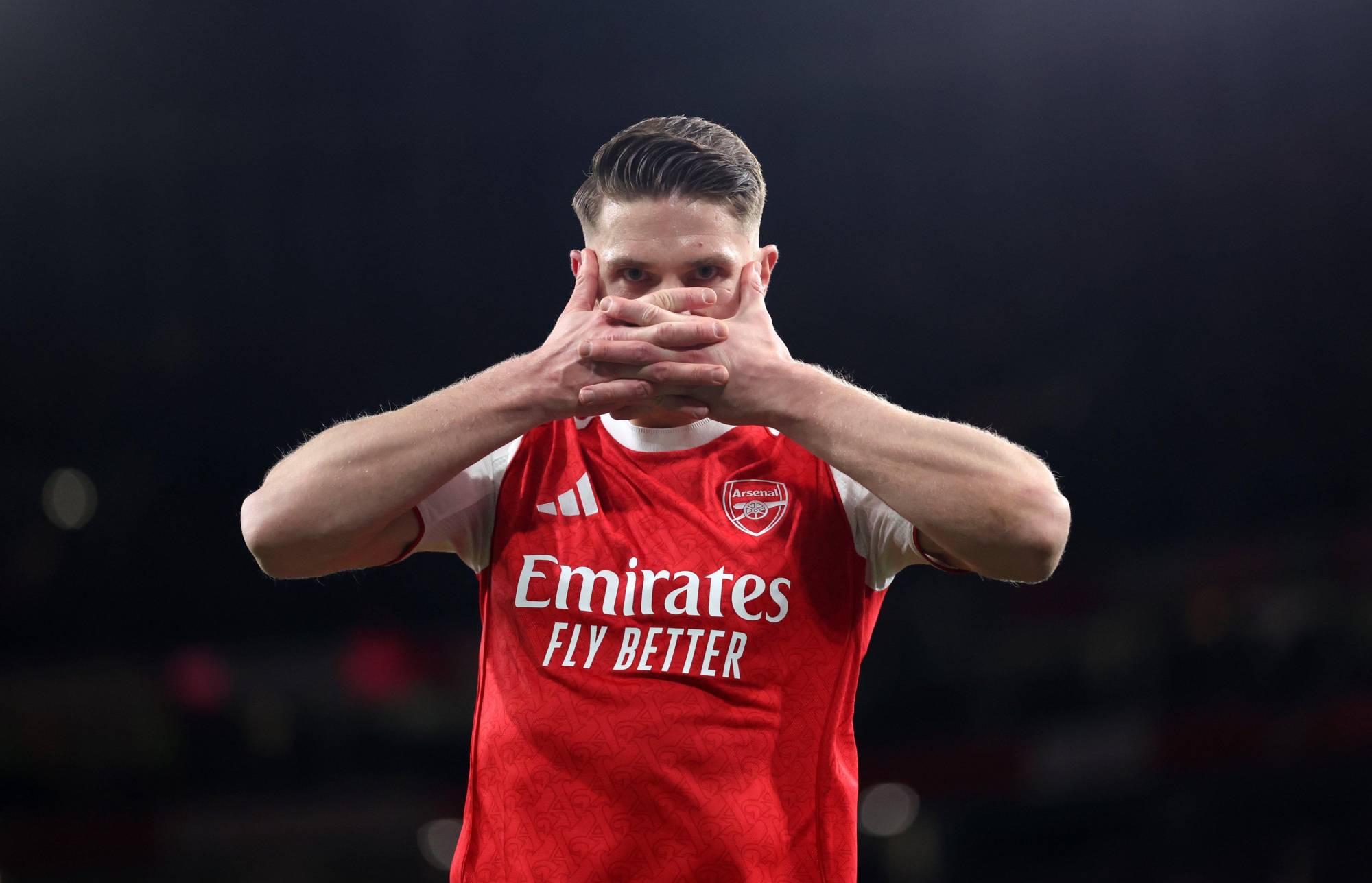 $!Gyökeres y Dowman salvan al Arsenal en la agonía