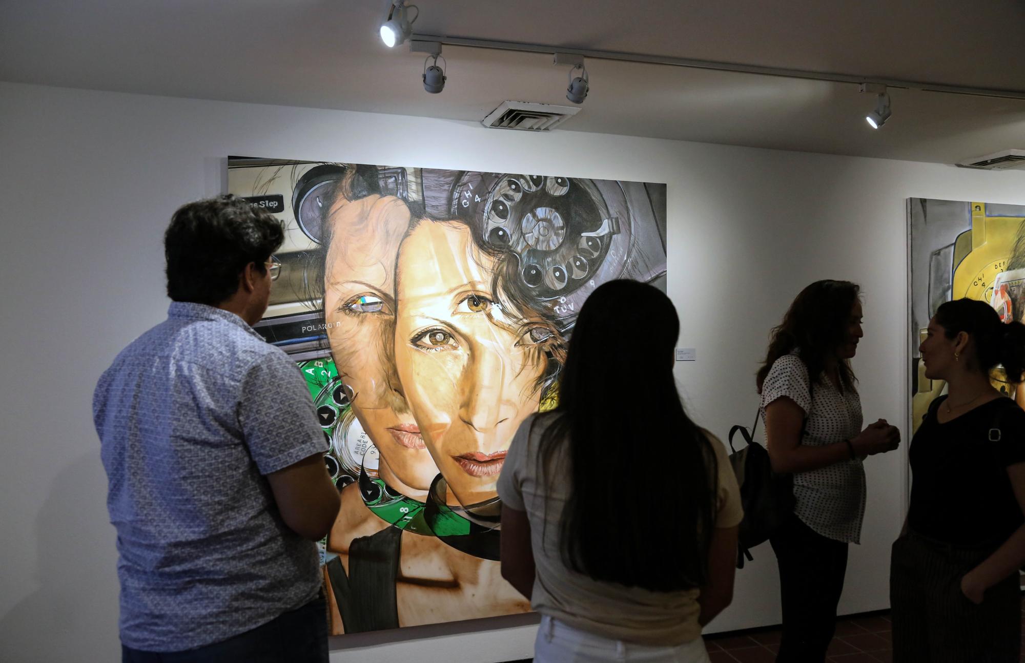 $!El público aprecia la obra.