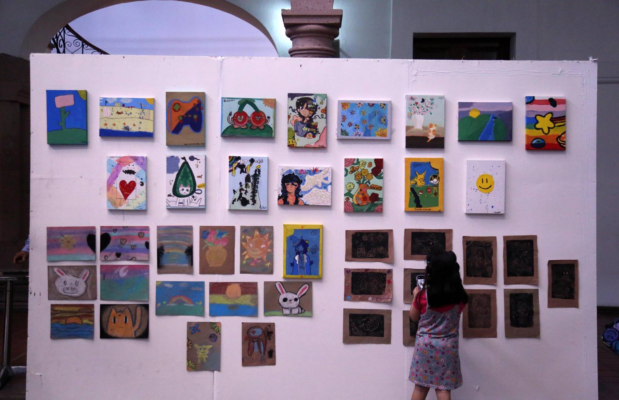 $!Los pequeños artistas expusieron las obras que crearon durante el taller.