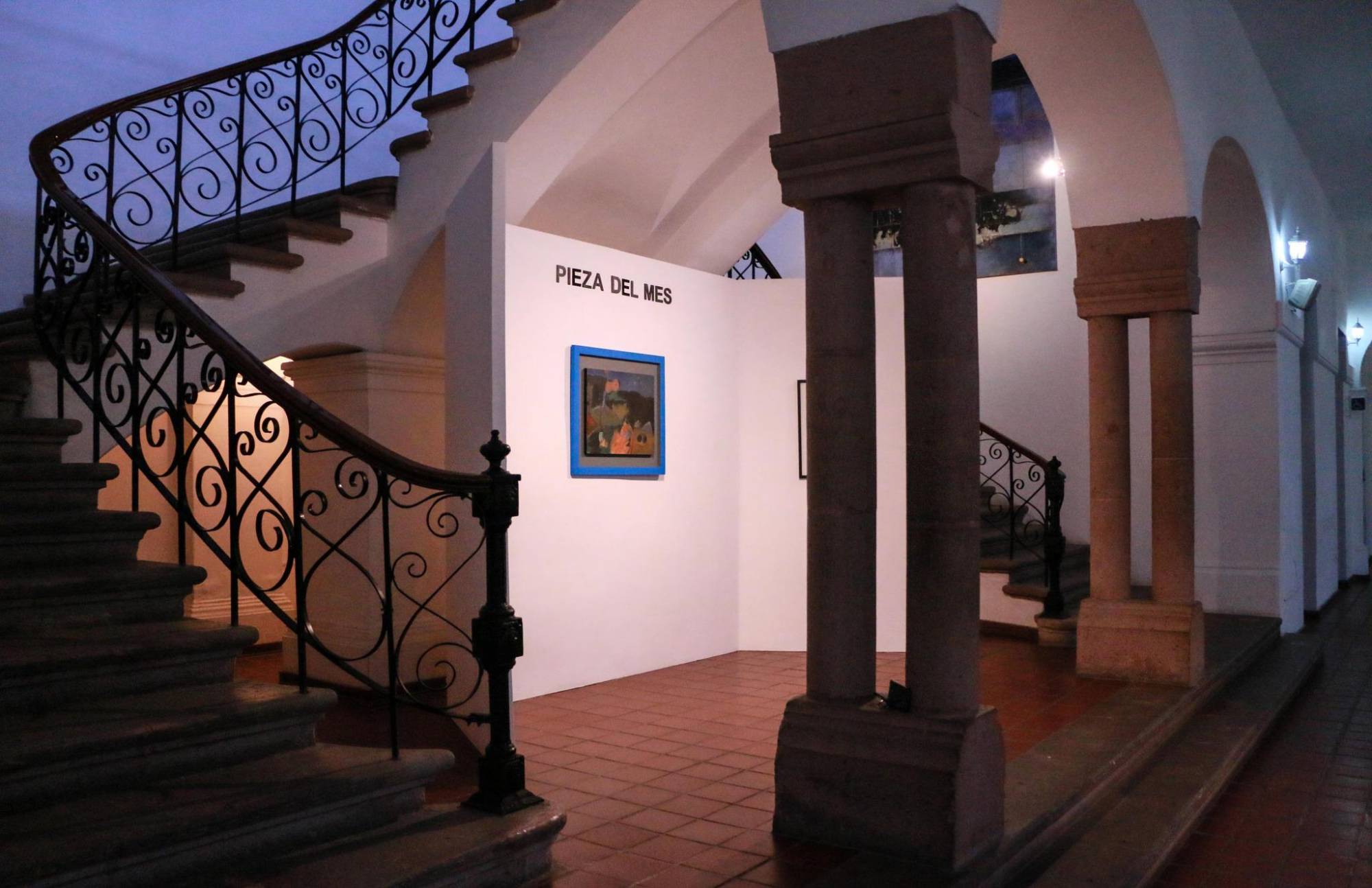 $!La obra se exhibe bajo la escalera del museo.