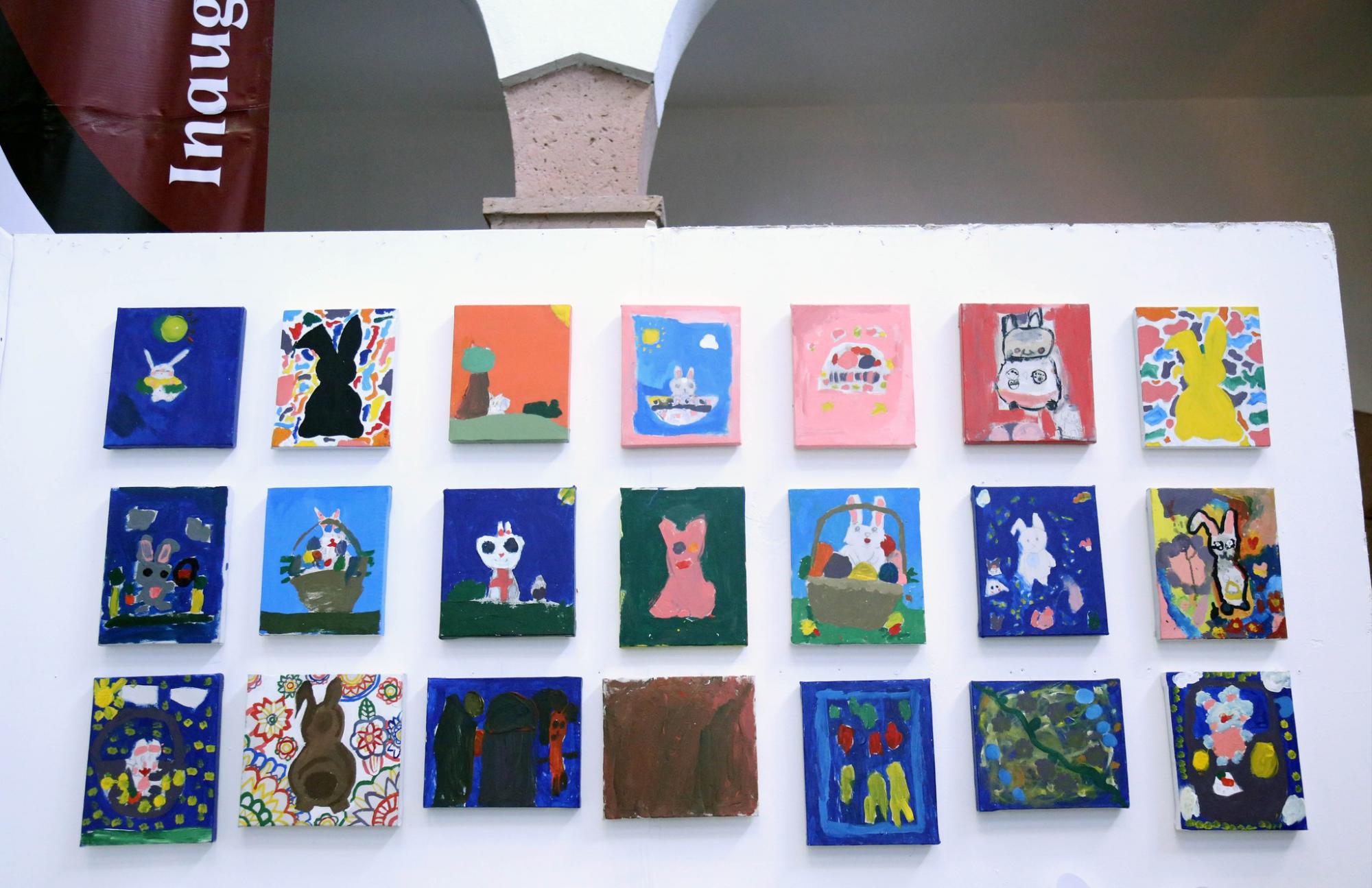 $!Bellos trabajos se expusieron en el patio del lugar.