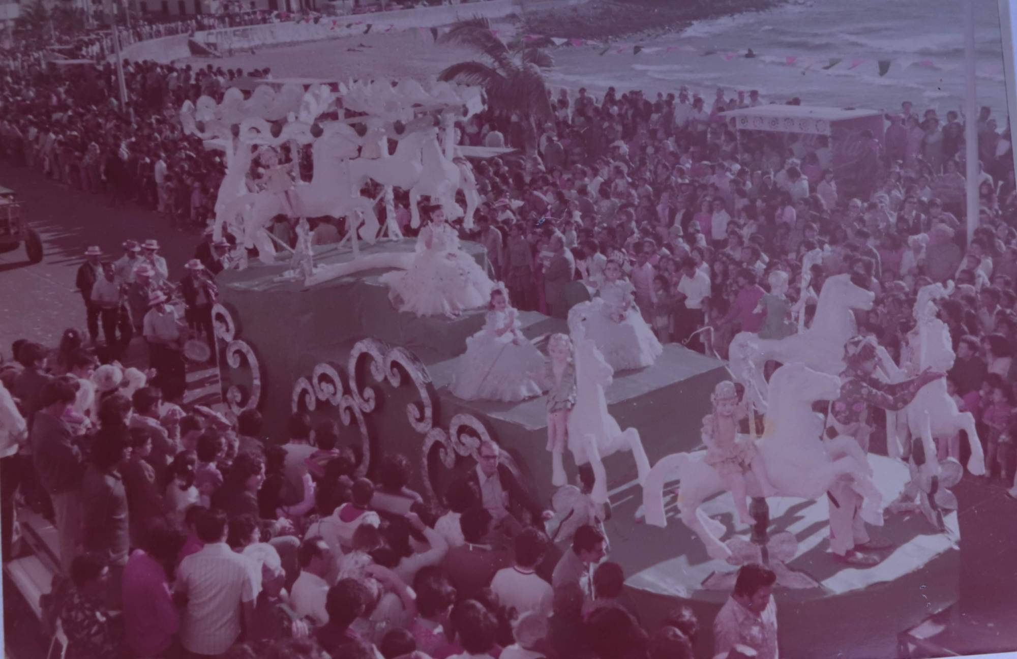 $!La Reina Infantil de 1975 en su desfile.