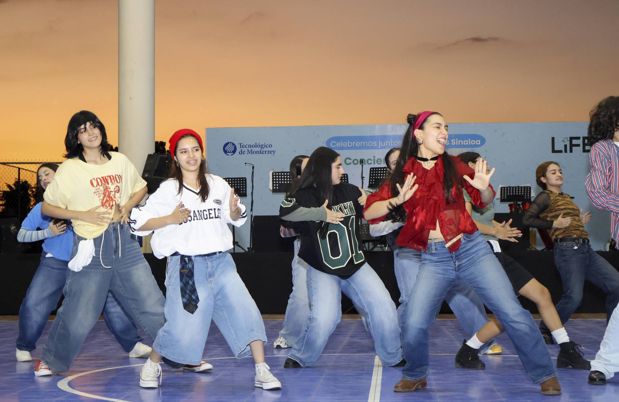 $!Las compañía de Danza Urbana ‘Ad Lib’ presentó una coreografía del tema ‘Black or White’, de Michael Jackson.