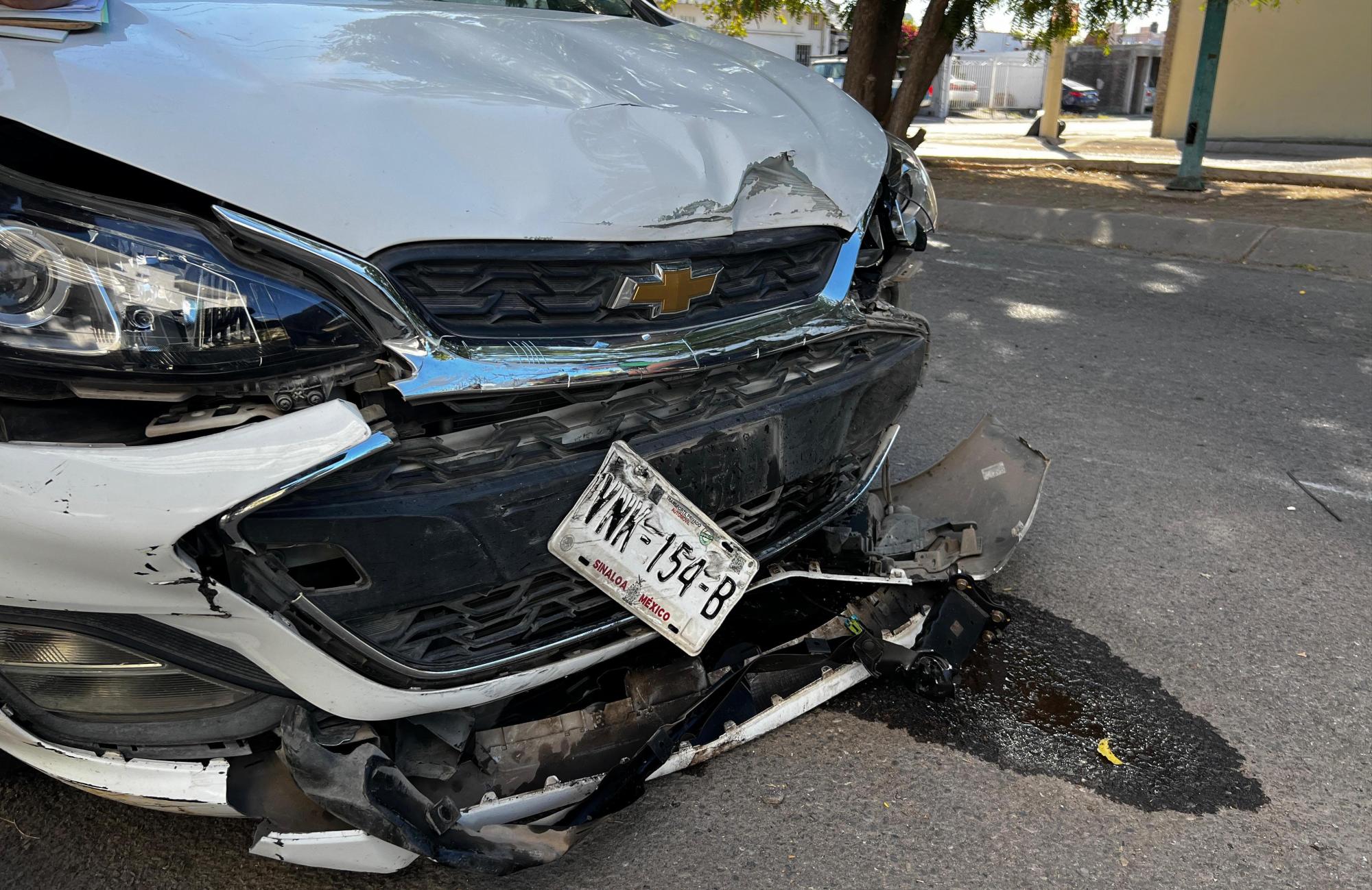 $!Accidente provoca volcadura en Terranova; no hay heridos, pero sí pérdidas materiales