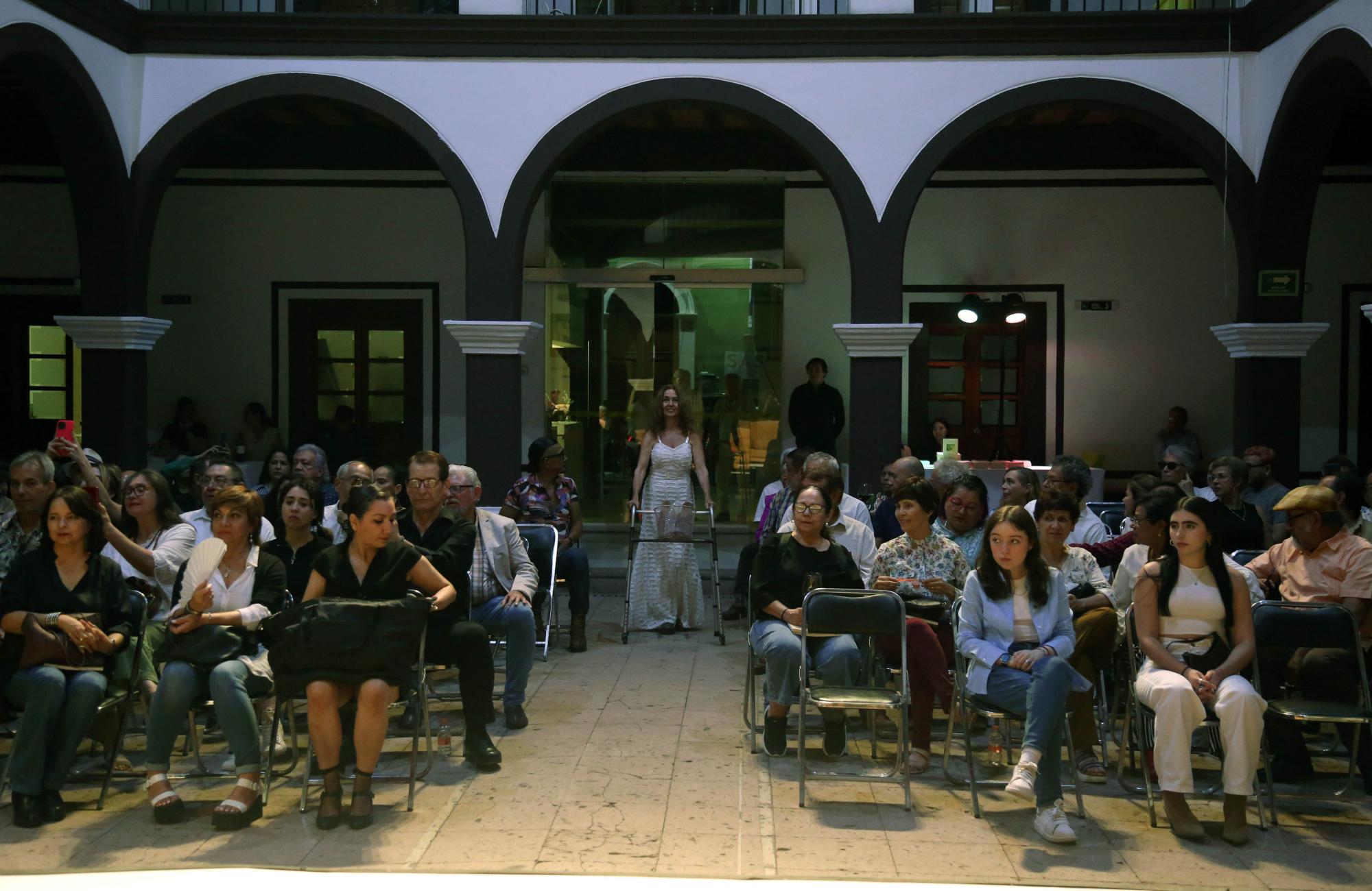 $!Entre el público caminó la artista, recreando los últimos años de su madre.