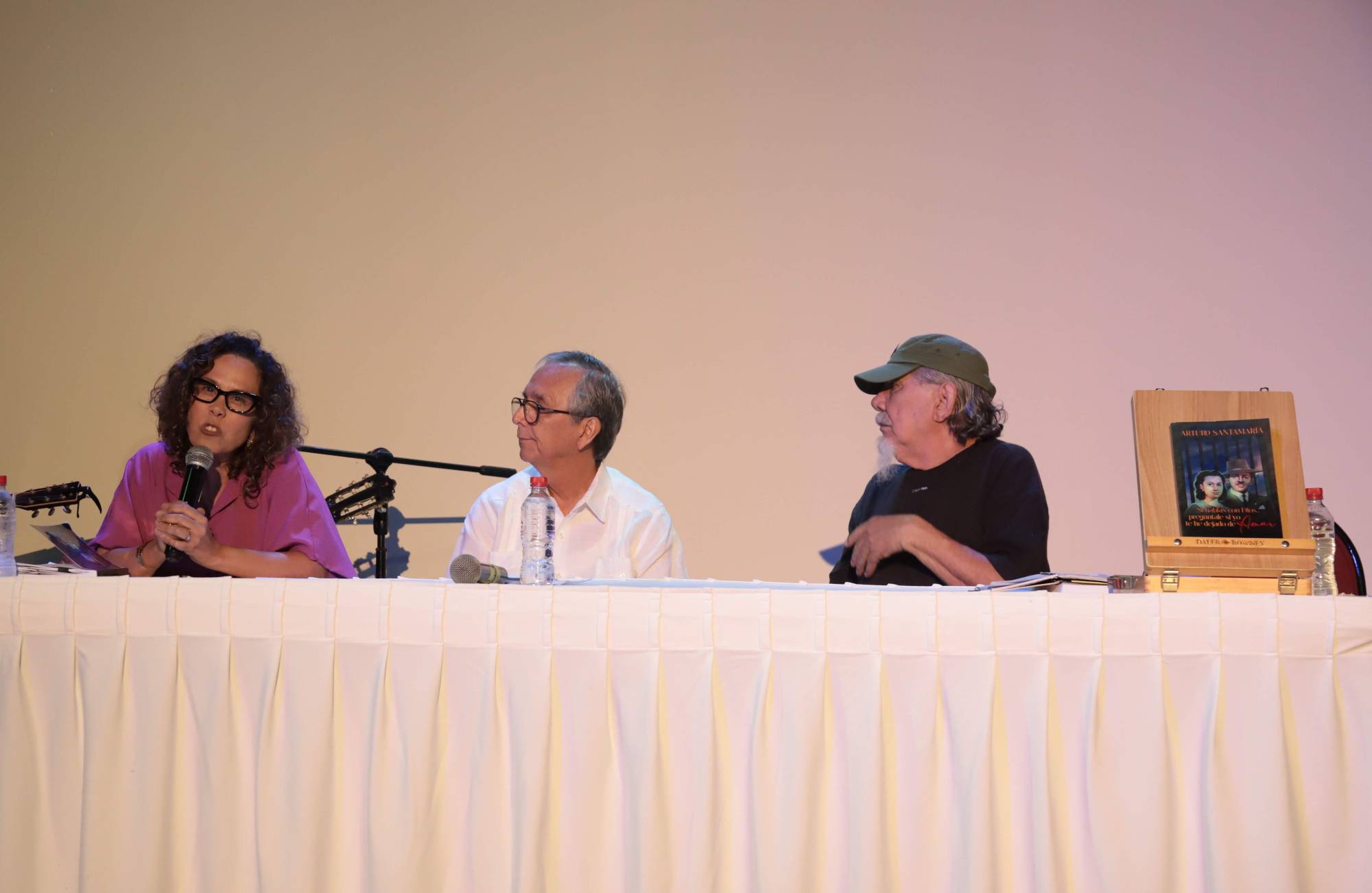 $!Leonor Ramírez y Gildardo Izaguirre acompañaron al escritor en la velada.