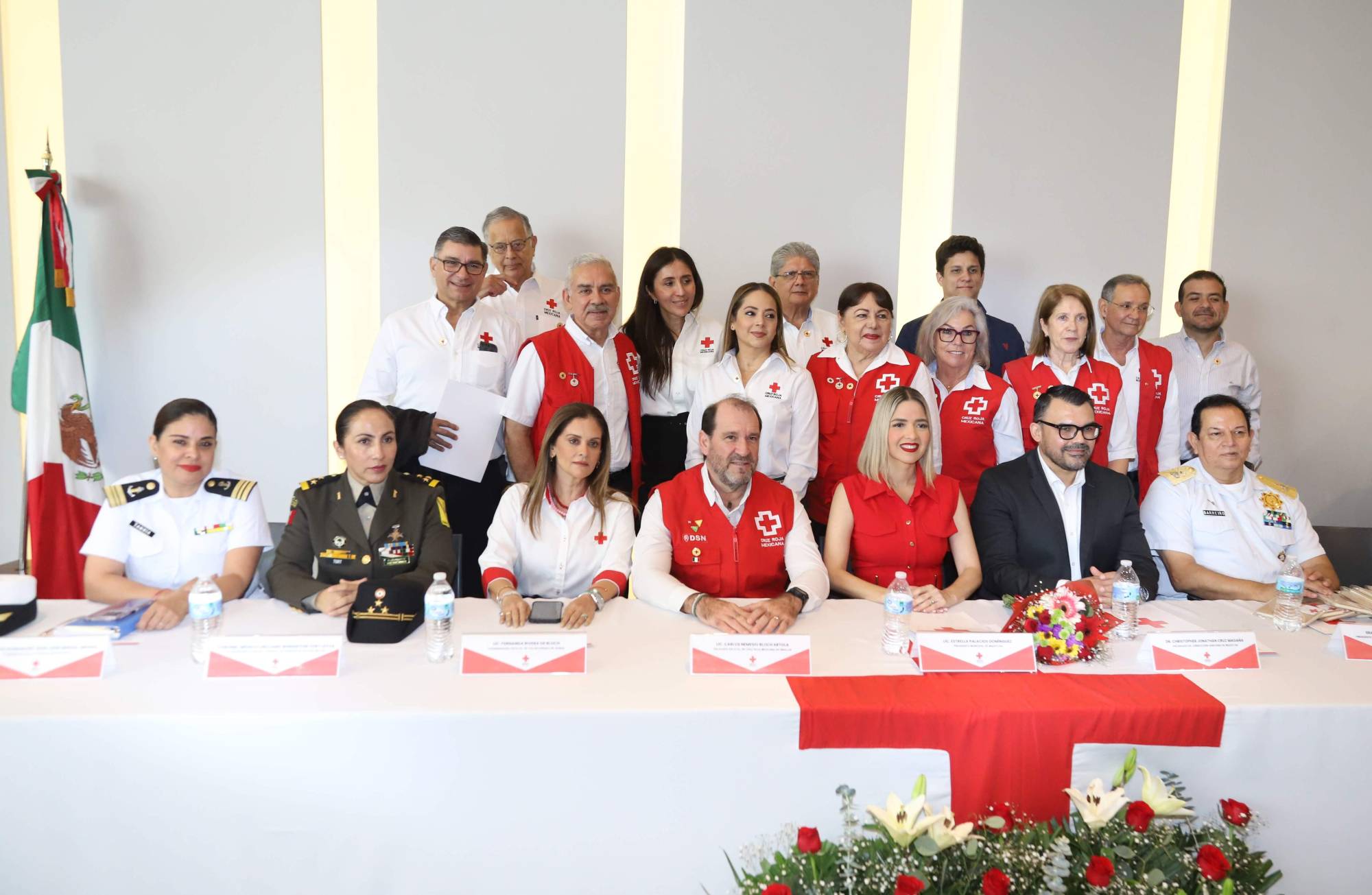 $!Integrantes del nuevo Consejo Directivo de Cruz Roja Delegación Mazatlán entre la Alcaldesa Estrella Palacios e invitados especiales.