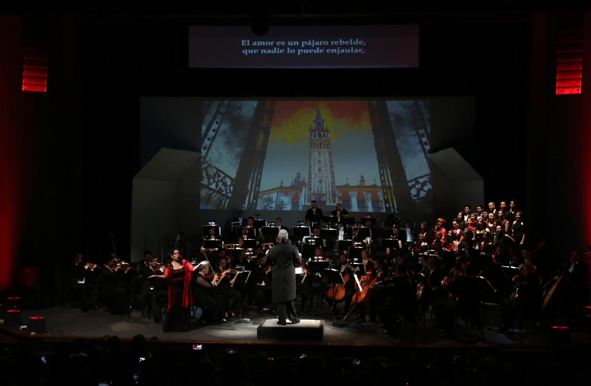 $!Mediante imágenes proyectadas de fondo, se recrearon distintos escenarios.