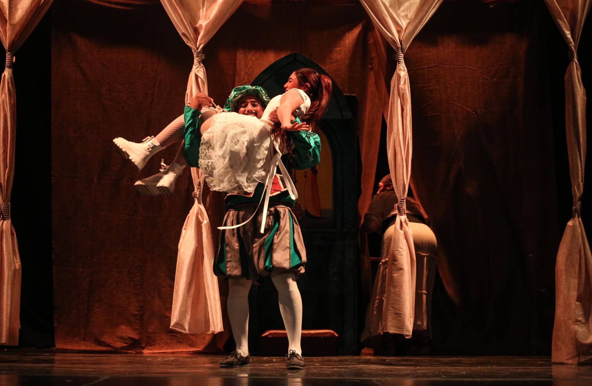 $!La puesta en escena combina la obra clásica de José Zorrilla con la idiosincrasia del sinaloense.