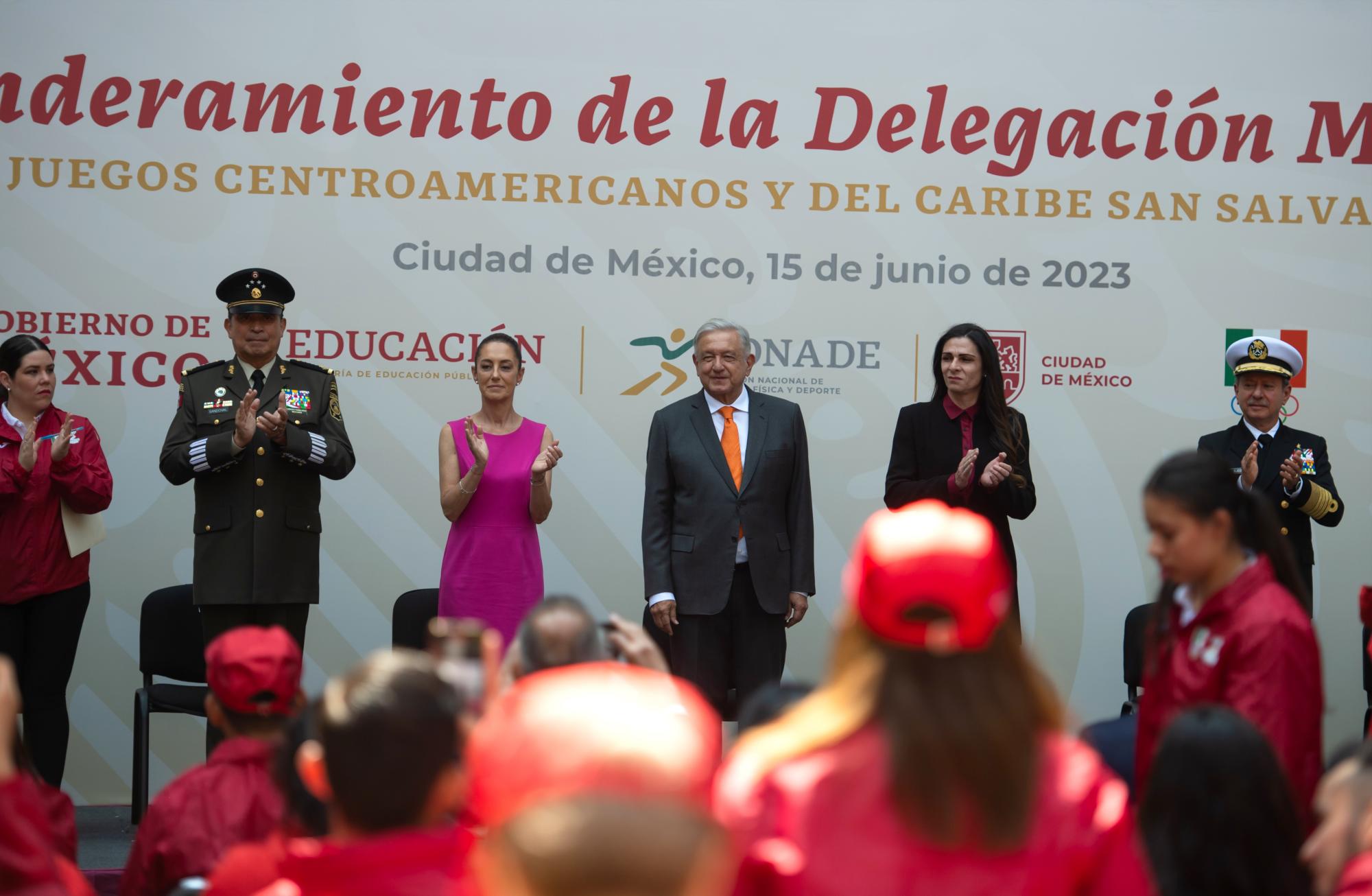 $!Jorge Cárdenas recibe lábaro patrio para Juegos Centroamericanos