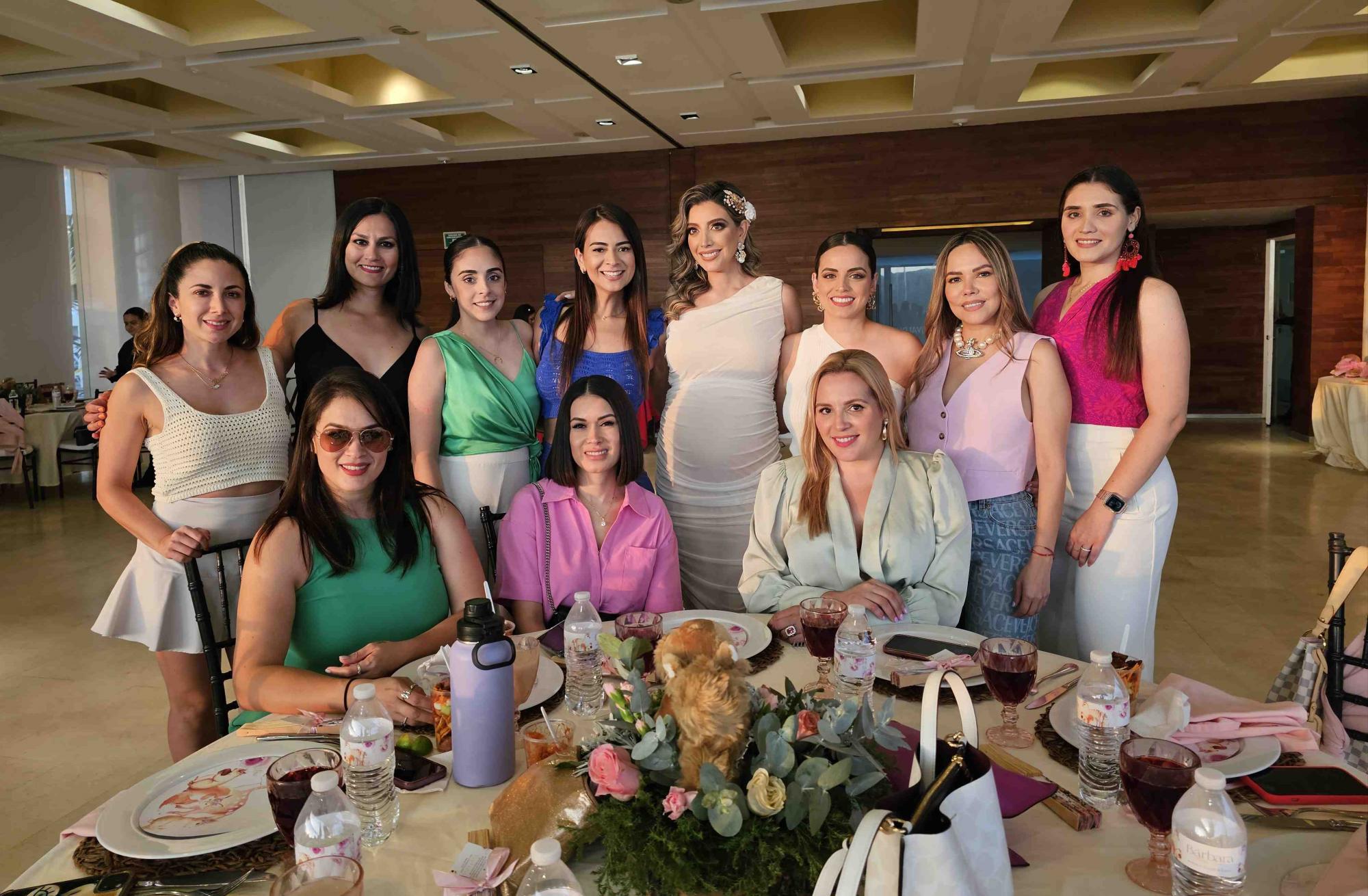 $!La festejada con sus amigas Martha Alonso, Susy Guevara, Dany Favela, Irene Ramos, Alicia López, Marcela Higuera y Fer Tirado. Sentadas, Diana Martínez, Tatiana de Jiménez e Ileana Leal.