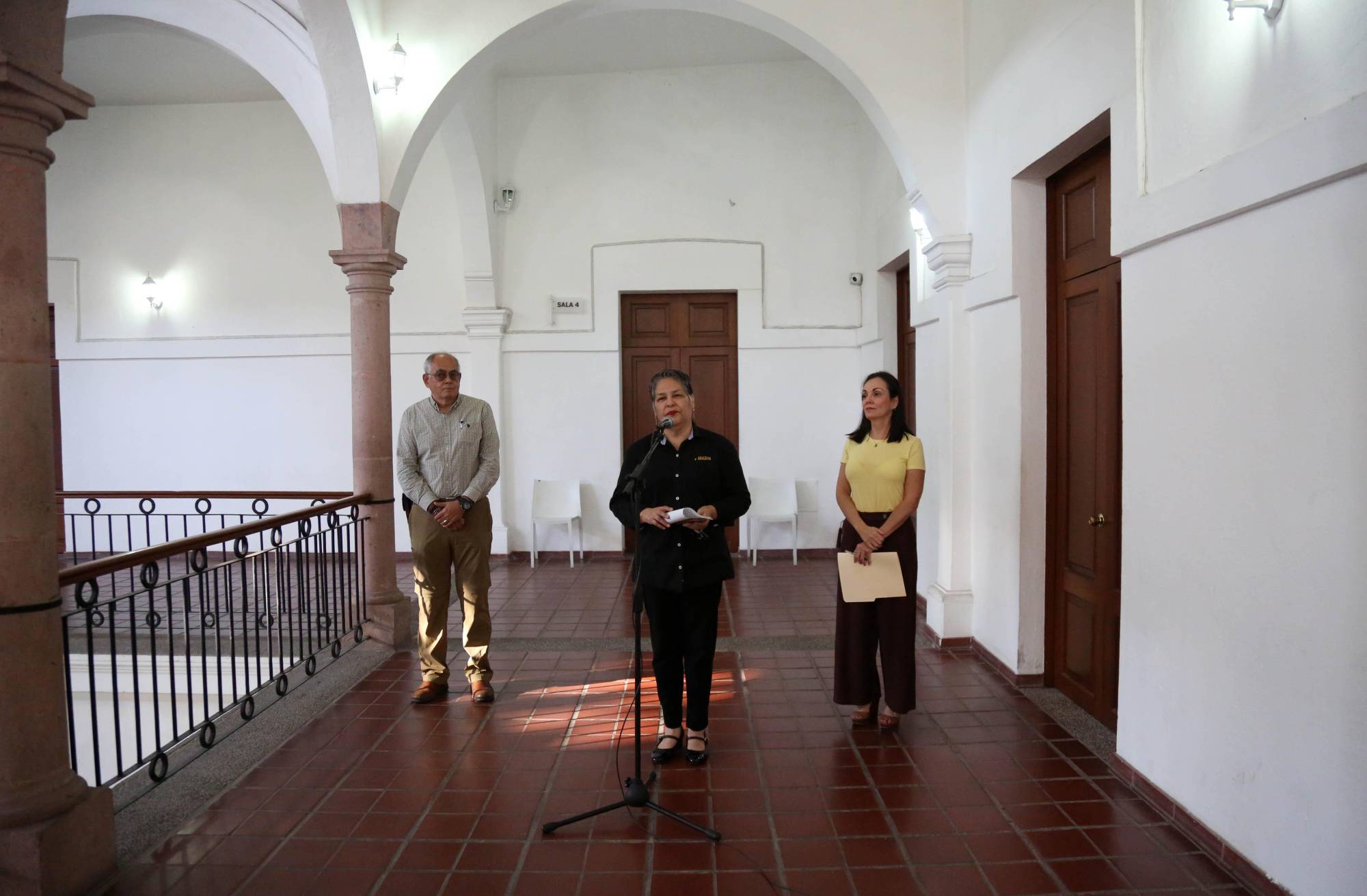 $!Inna Teresa Álvarez, acompañada de Rodolfo Díaz, durante la inauguración.