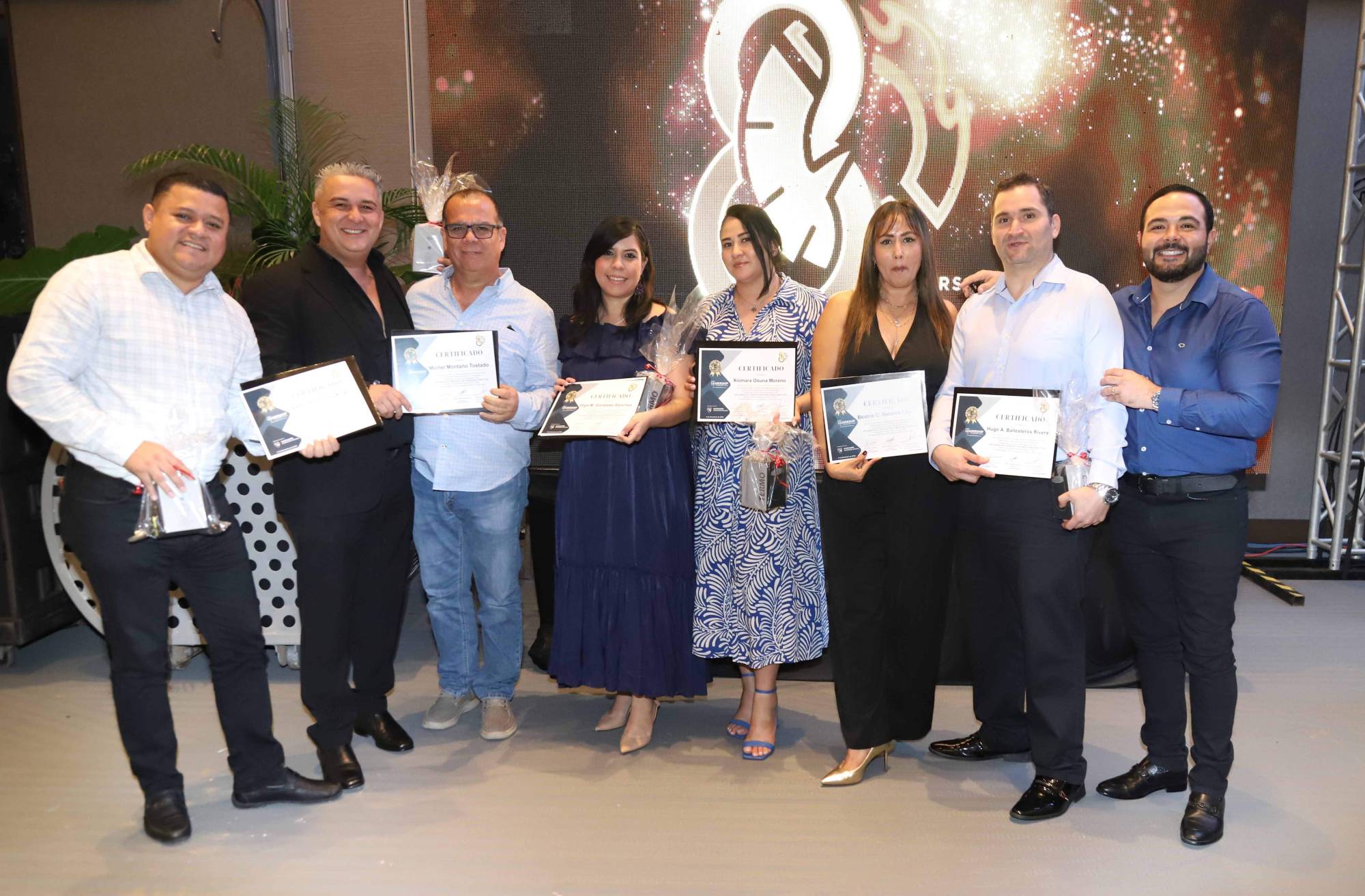 $!Muy contentos se mostraron los graduados al culminar con éxito su diplomado.