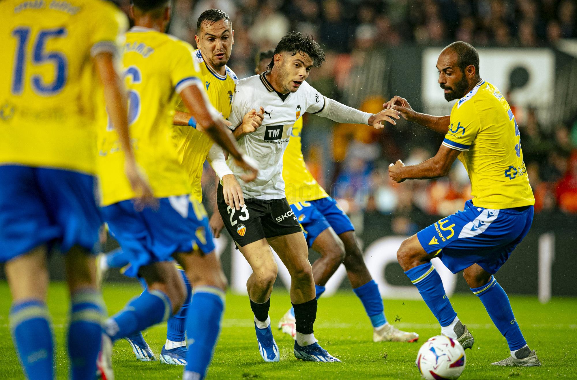 $!Valencia sale de su mal paso en España con triunfo ante el Cádiz