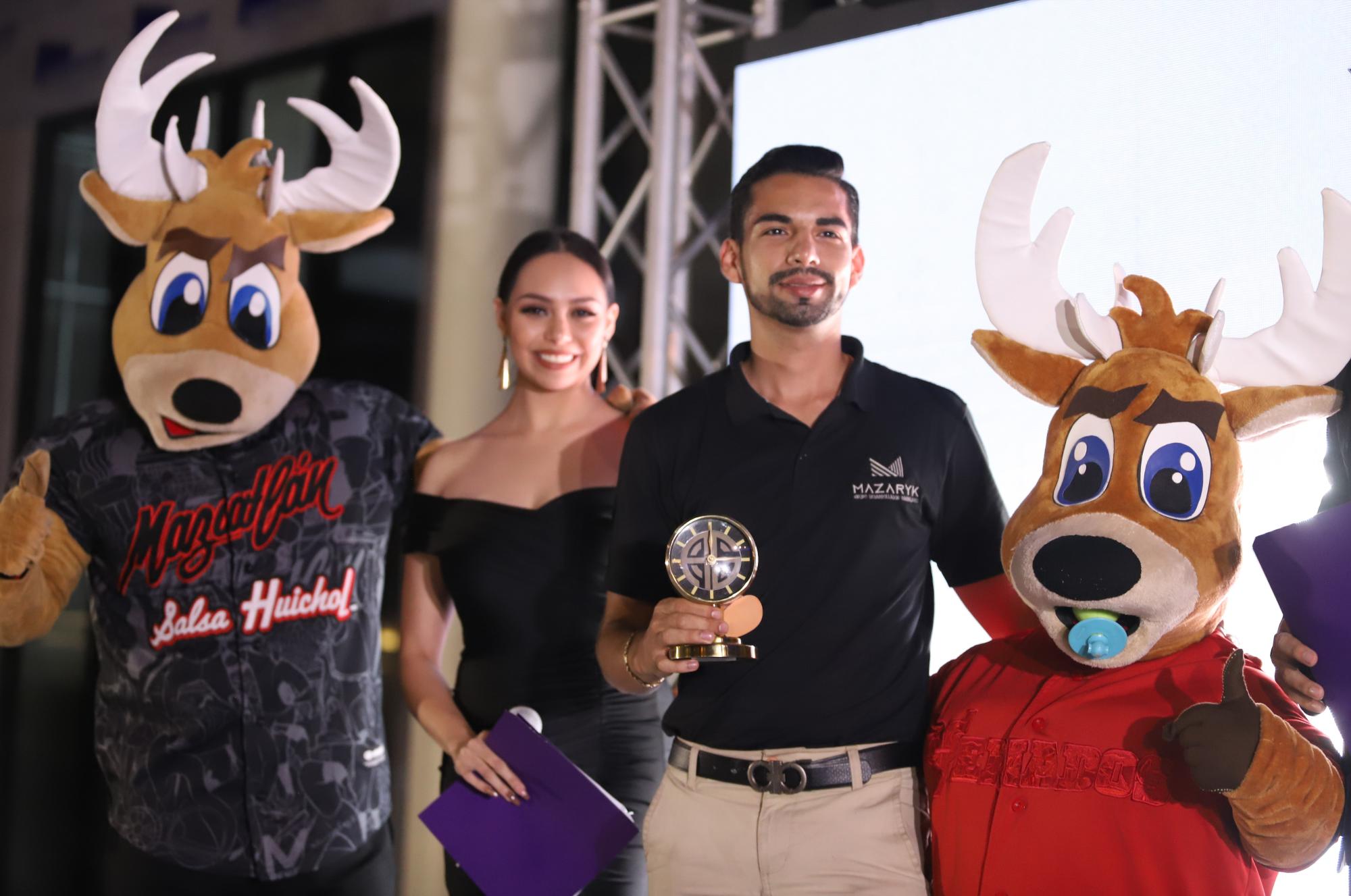 $!Isaac Rodríguez, de Mazaryk Grupo Desarrollador Inmobiliario, con el reconocimiento.