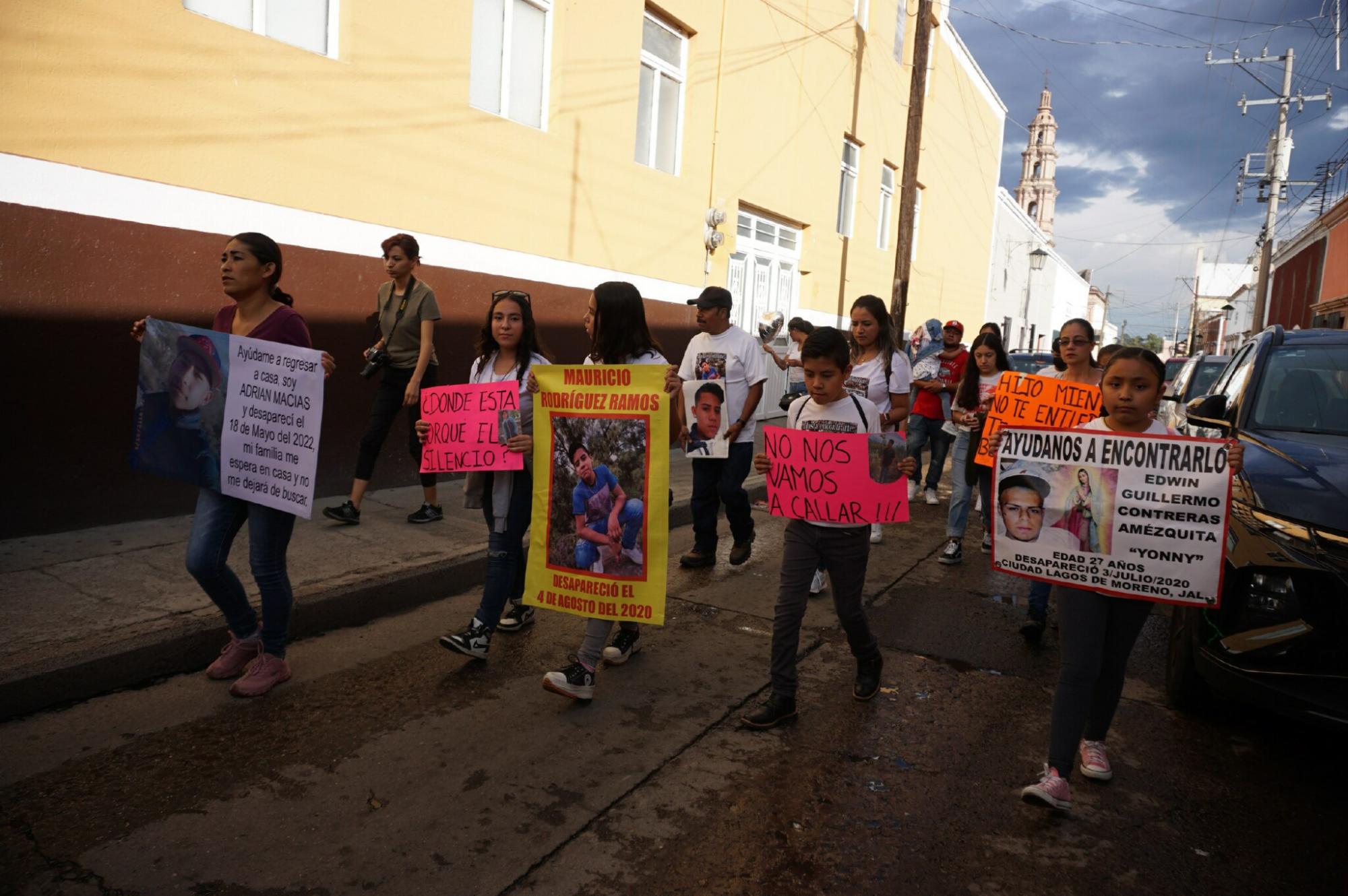 $!Marcha “Noveno aniversario del 7 de julio de 2013” en Lagos de Moreno, Jalisco. Familiares muestran los rostros de sus seres queridos desaparecidos en el municipio.
