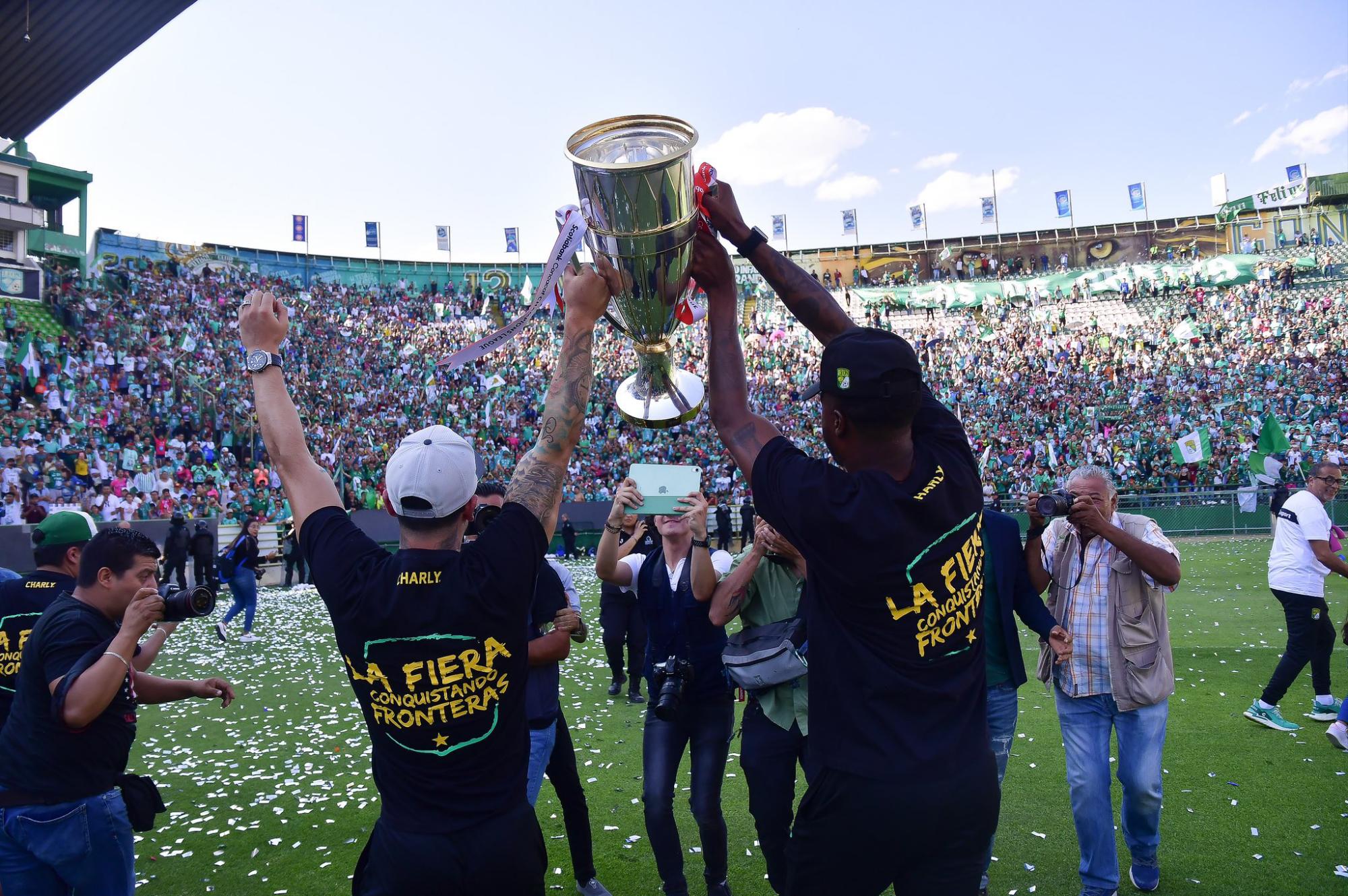 $!Club León presume su título de campeón de la Concachampions ante su afición