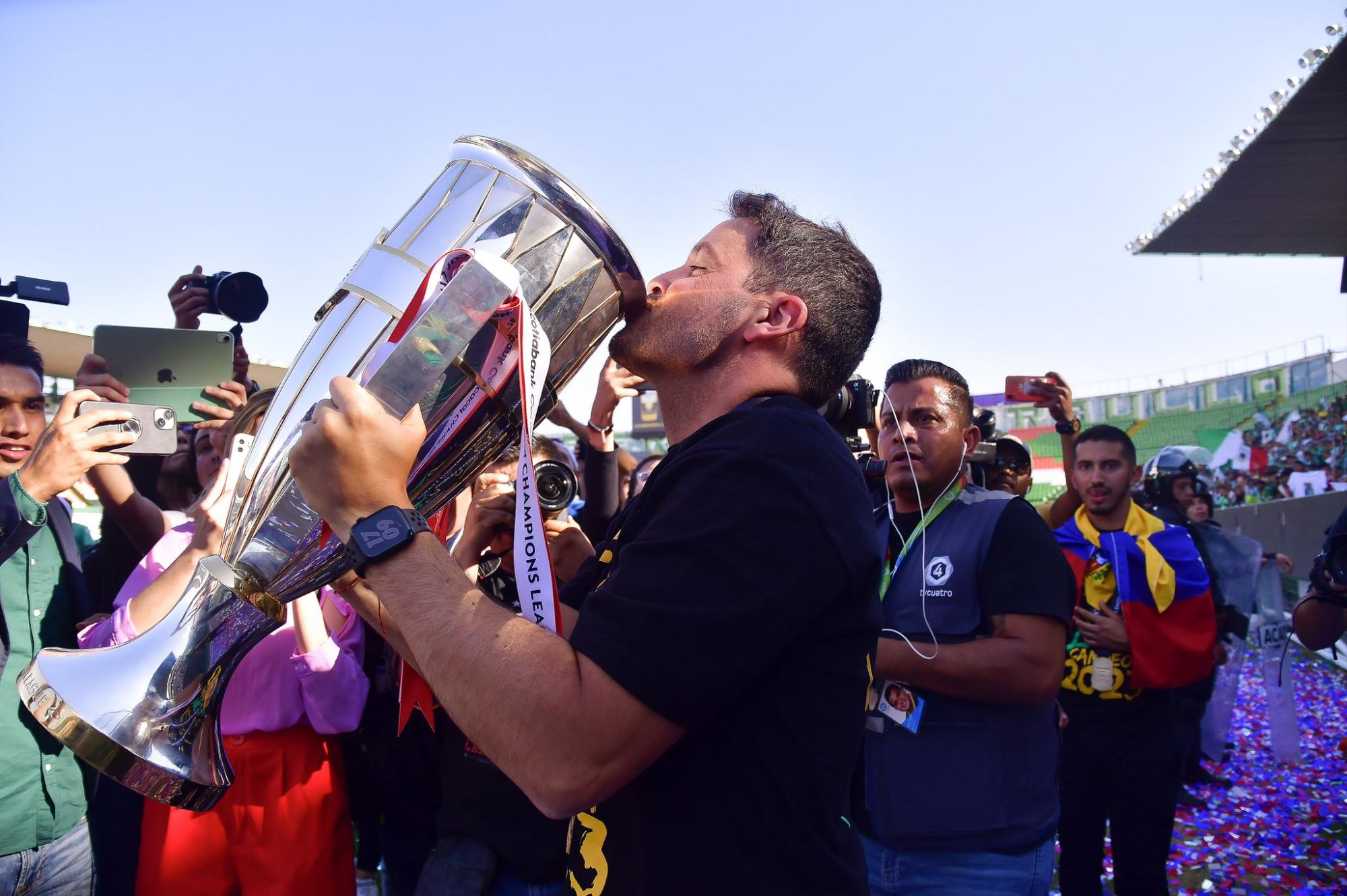 $!Club León presume su título de campeón de la Concachampions ante su afición