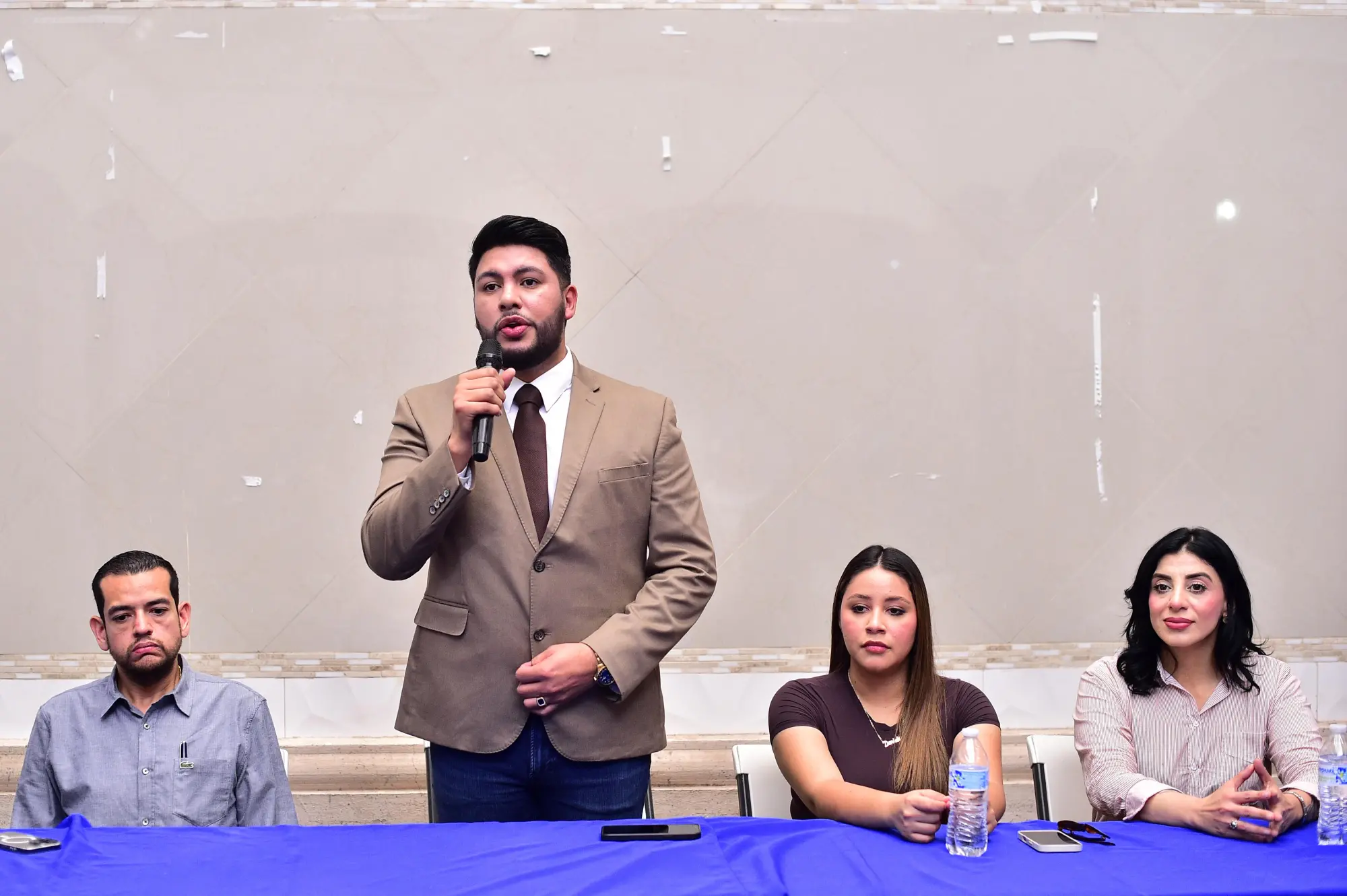 $!Se impulsa el deporte en Elota con material y renovación de cancha